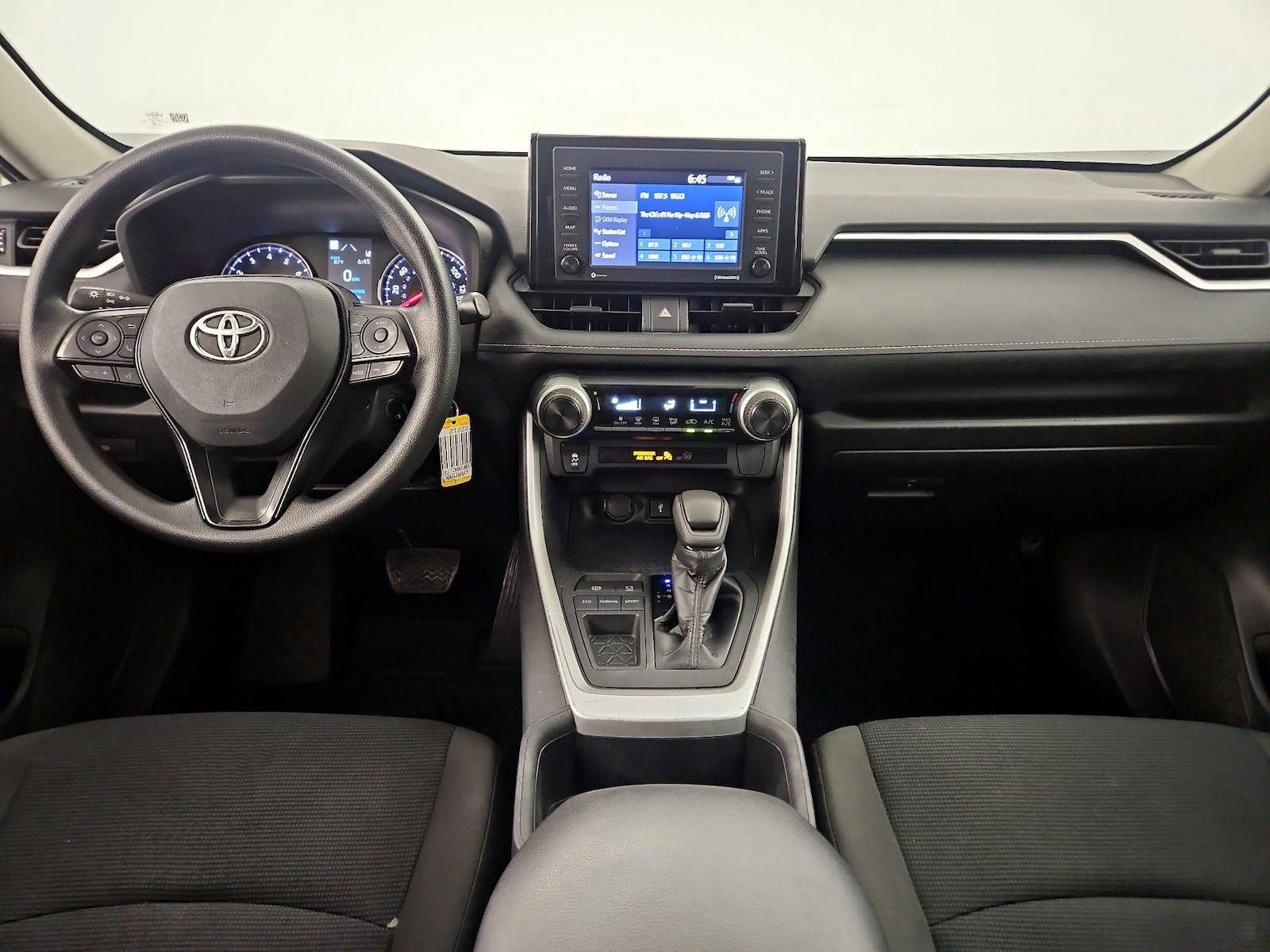 2022 Toyota RAV4 LE - Photo 8