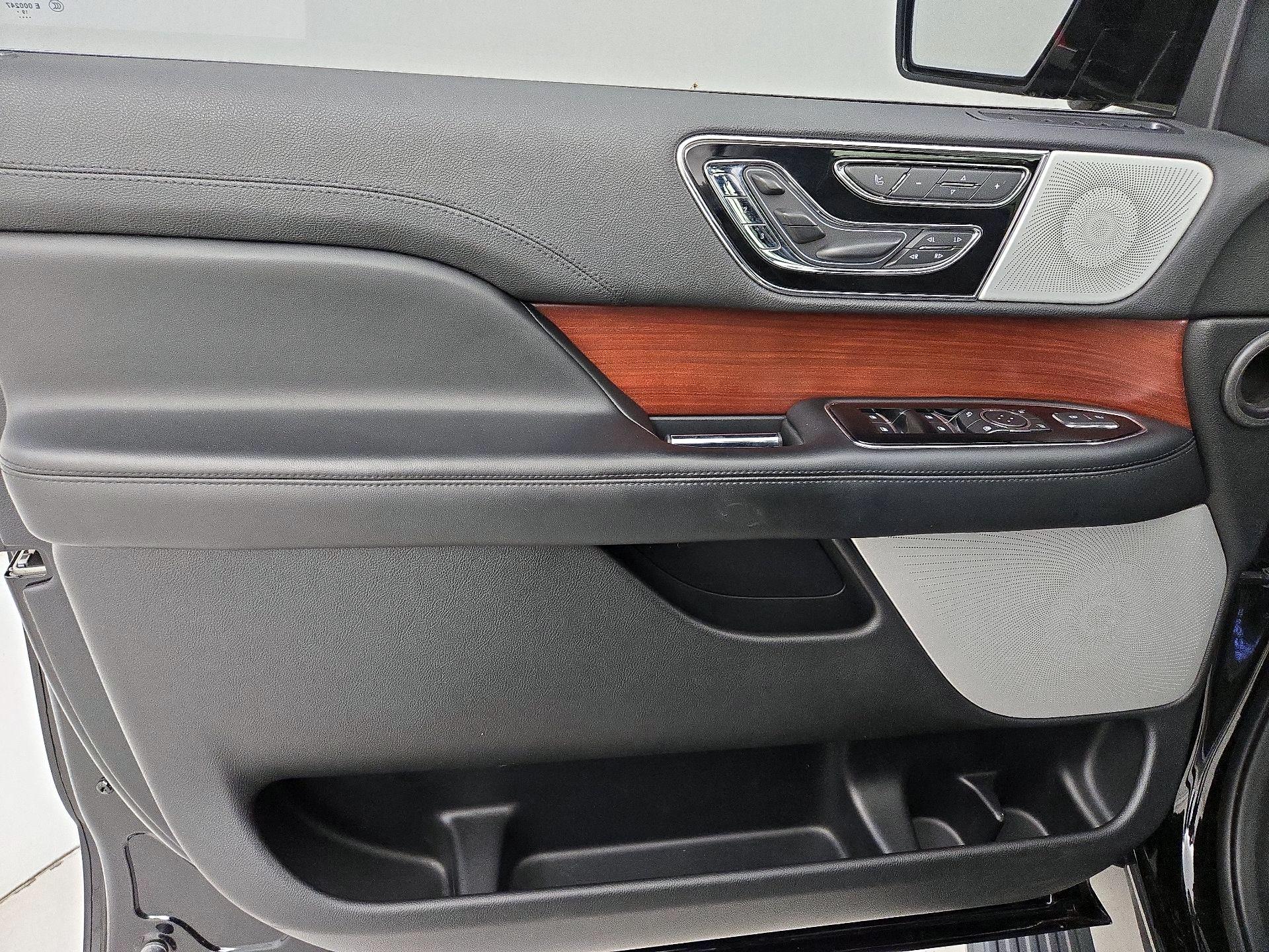 Thumbnail: 2020 Lincoln Navigator - 12