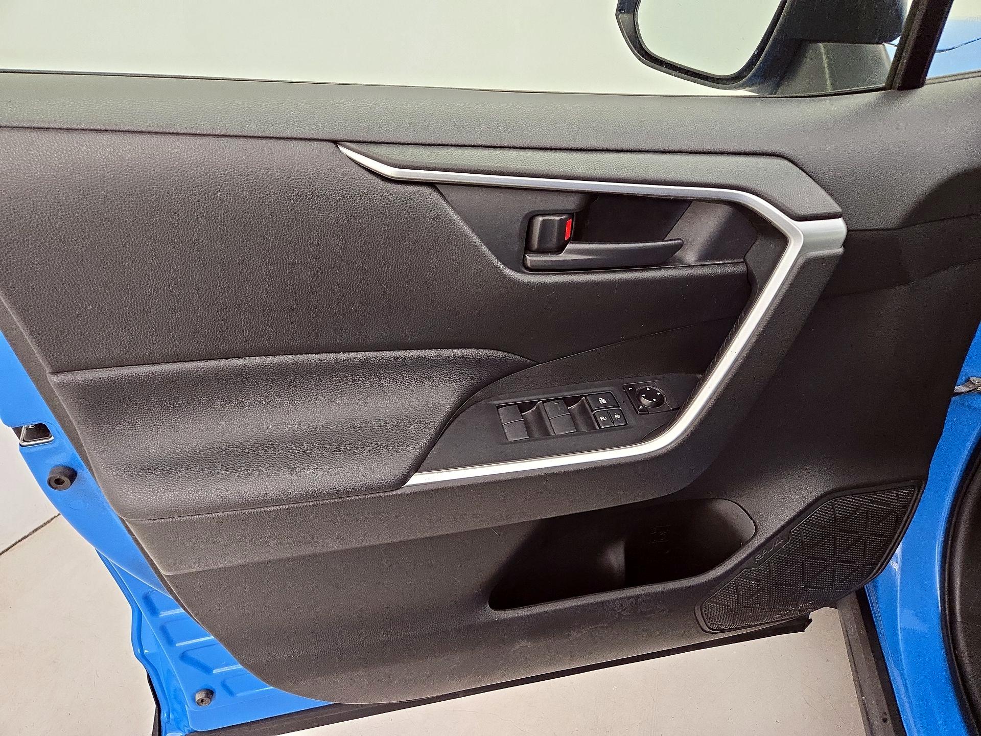 Thumbnail: 2020 Toyota RAV4 - 12