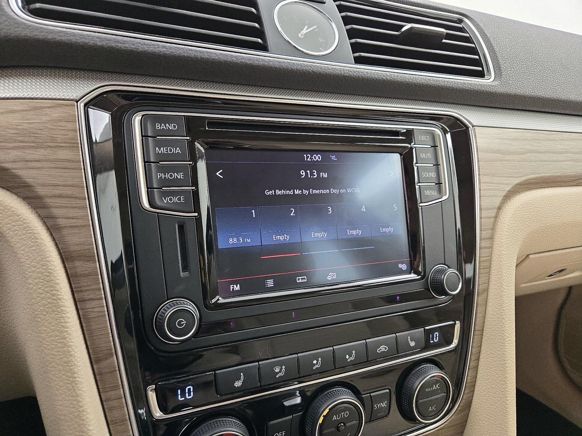 Thumbnail: 2016 Volkswagen Passat - 15