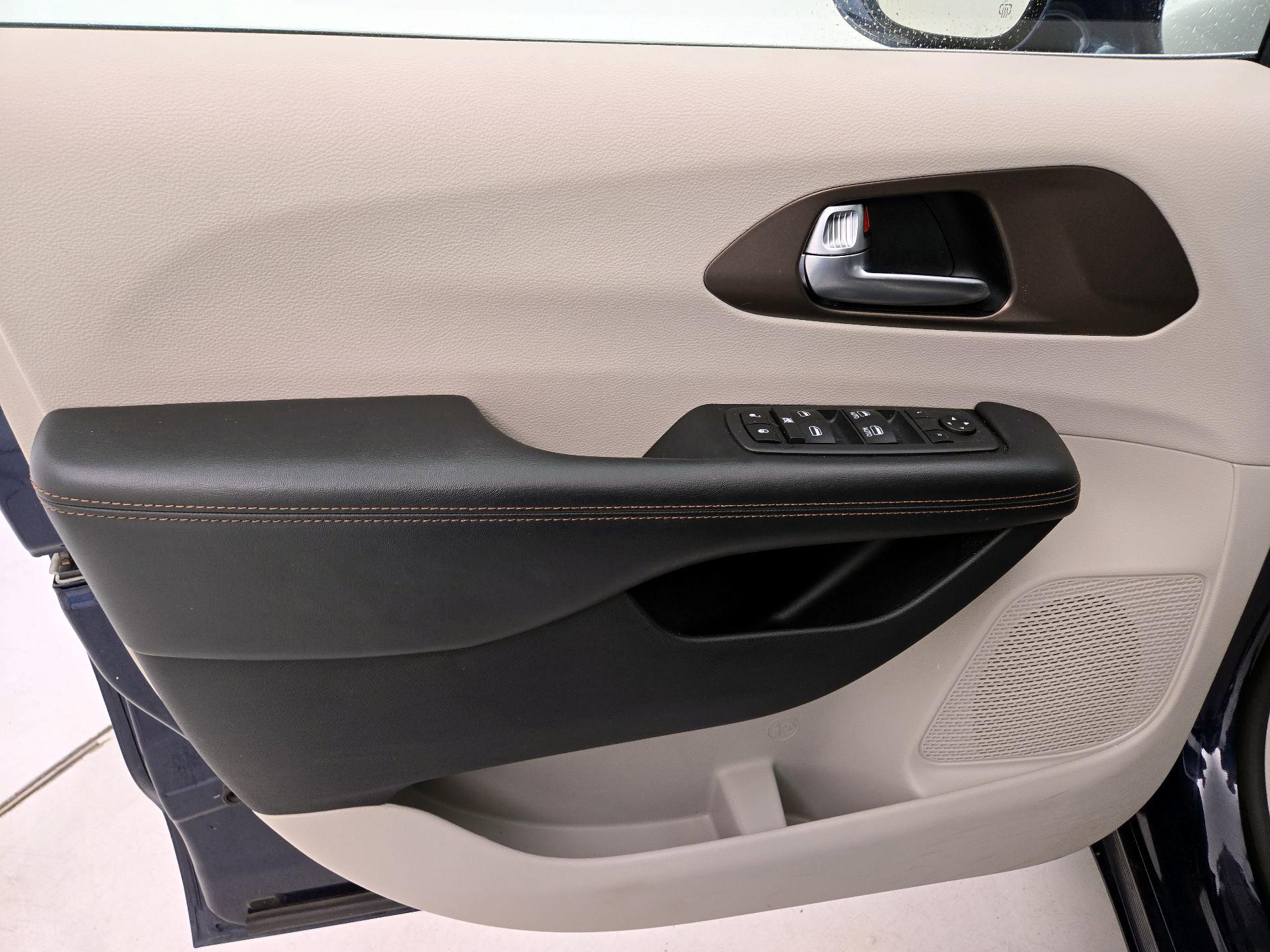 Thumbnail: 2019 Chrysler Pacifica - 12