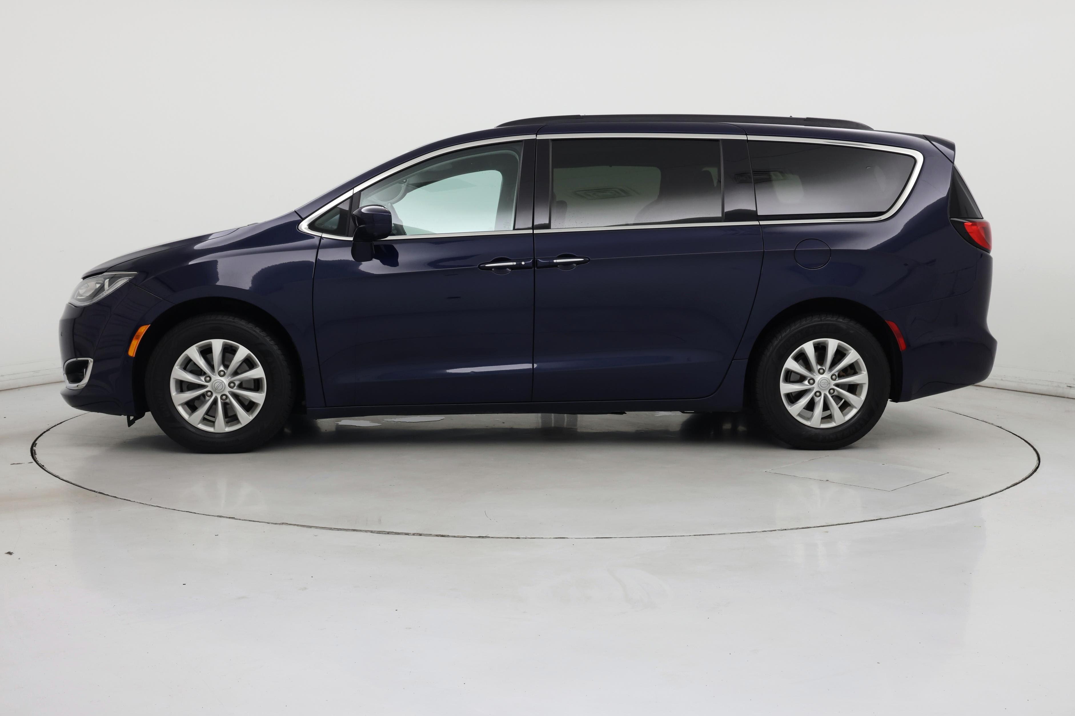 Thumbnail: 2019 Chrysler Pacifica - 3