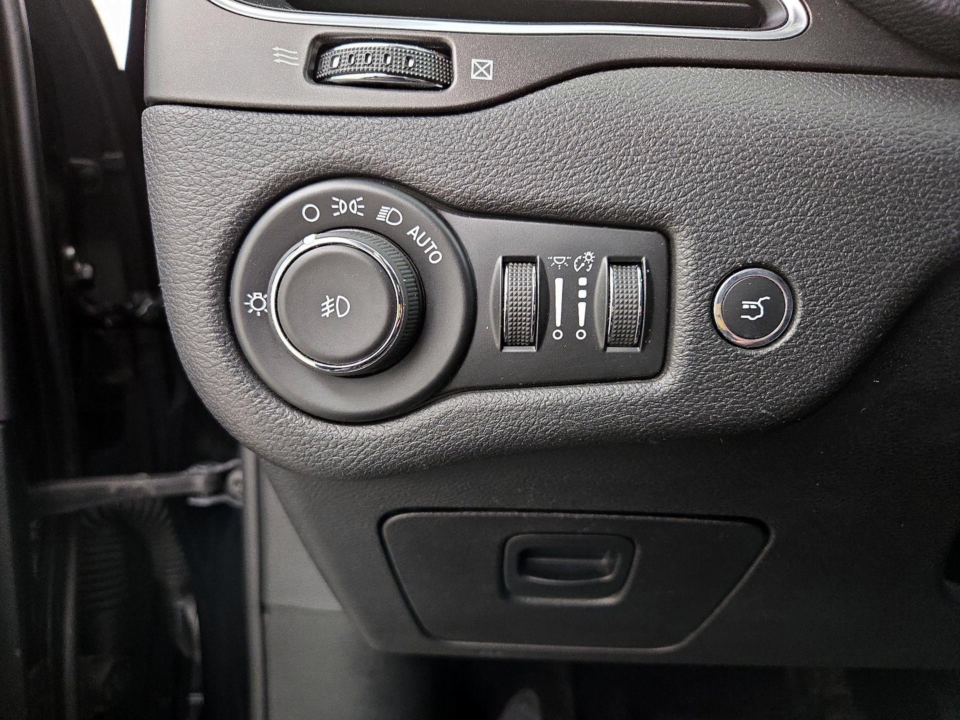 Thumbnail: 2019 Jeep Cherokee - 13