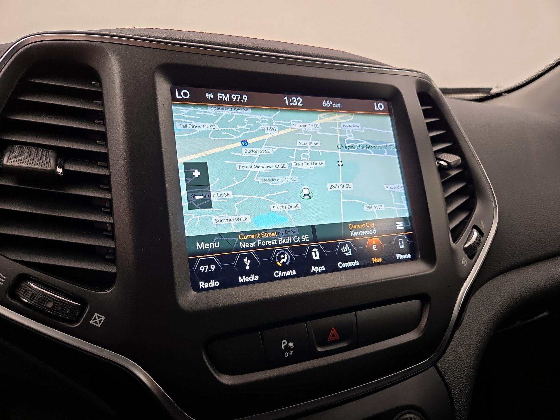 Thumbnail: 2019 Jeep Cherokee - 14