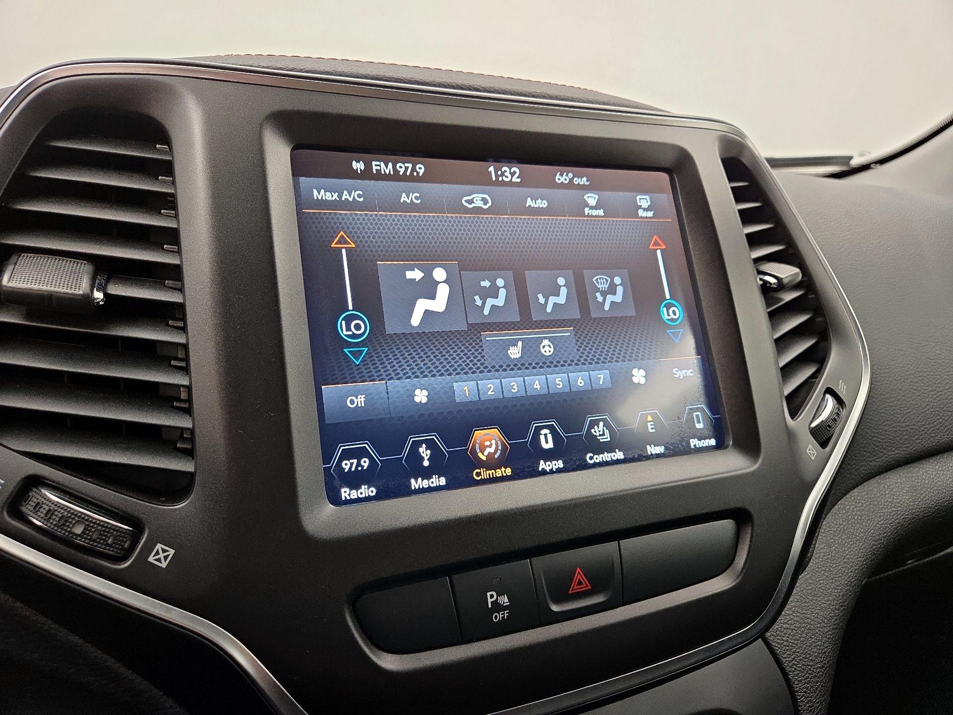 Thumbnail: 2019 Jeep Cherokee - 17