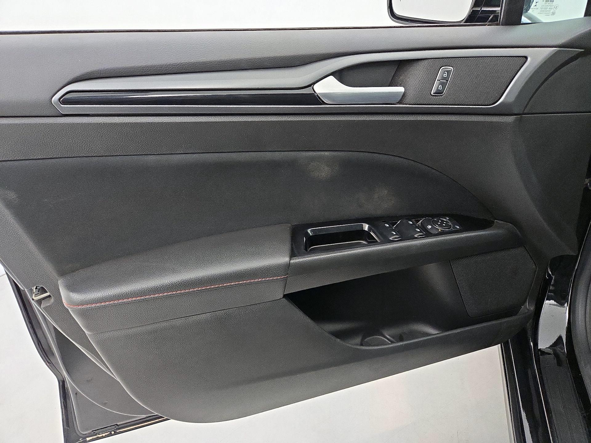 Thumbnail: 2016 Ford Fusion - 12