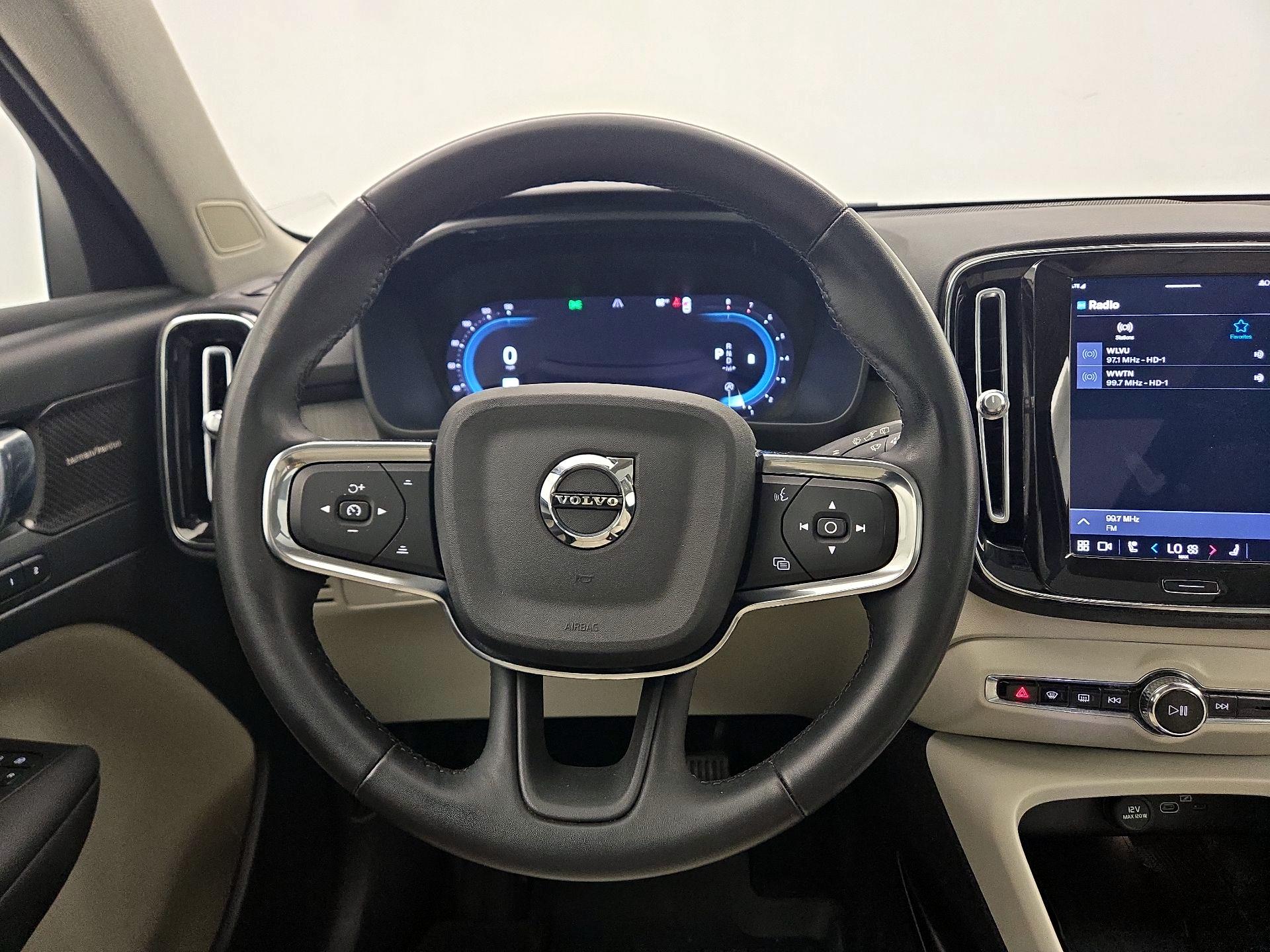 Thumbnail: 2023 Volvo XC40 - 10