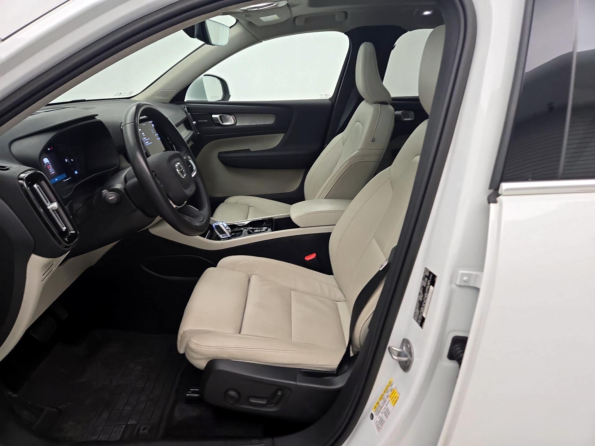 Thumbnail: 2023 Volvo XC40 - 11
