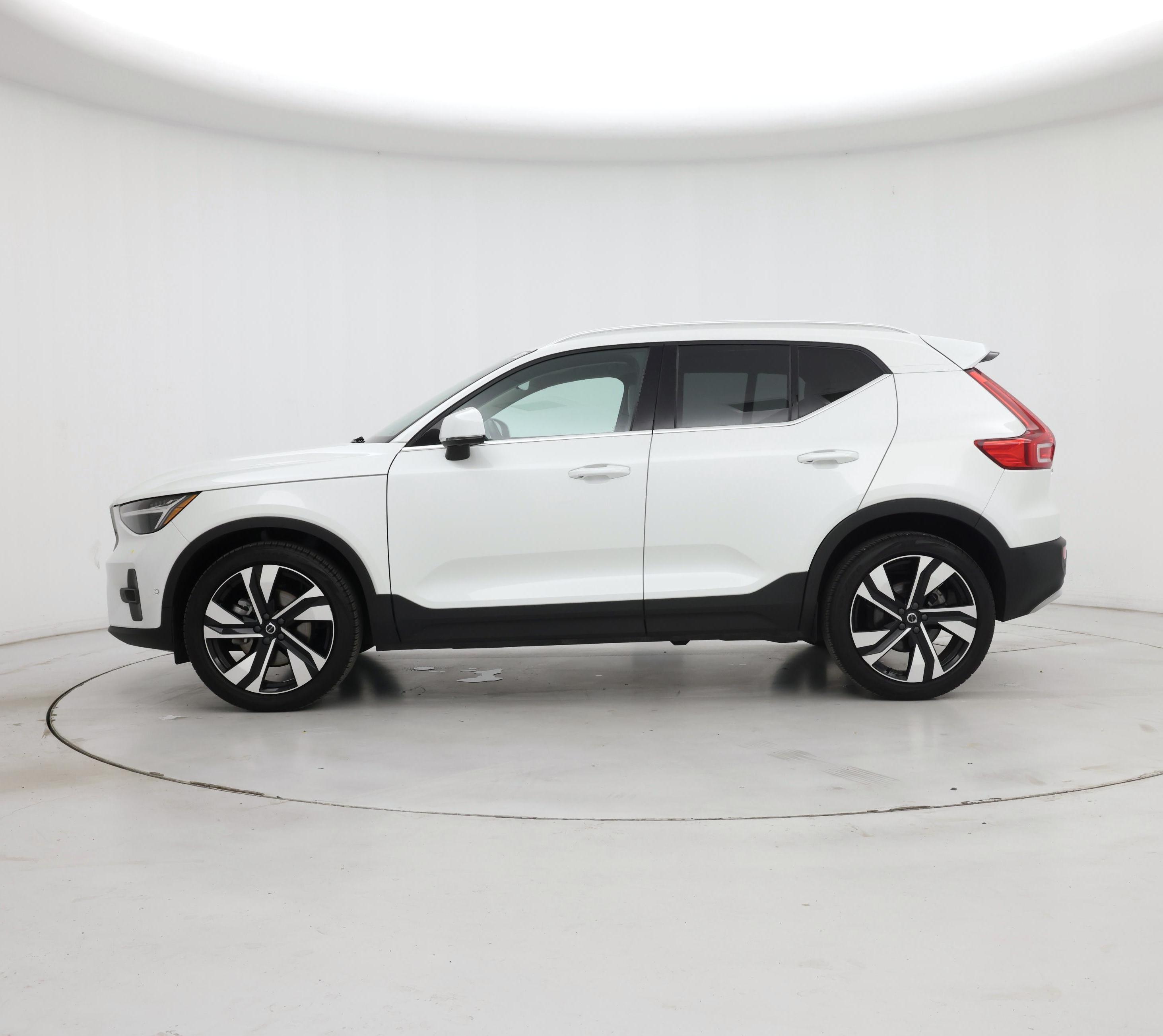 Thumbnail: 2023 Volvo XC40 - 3