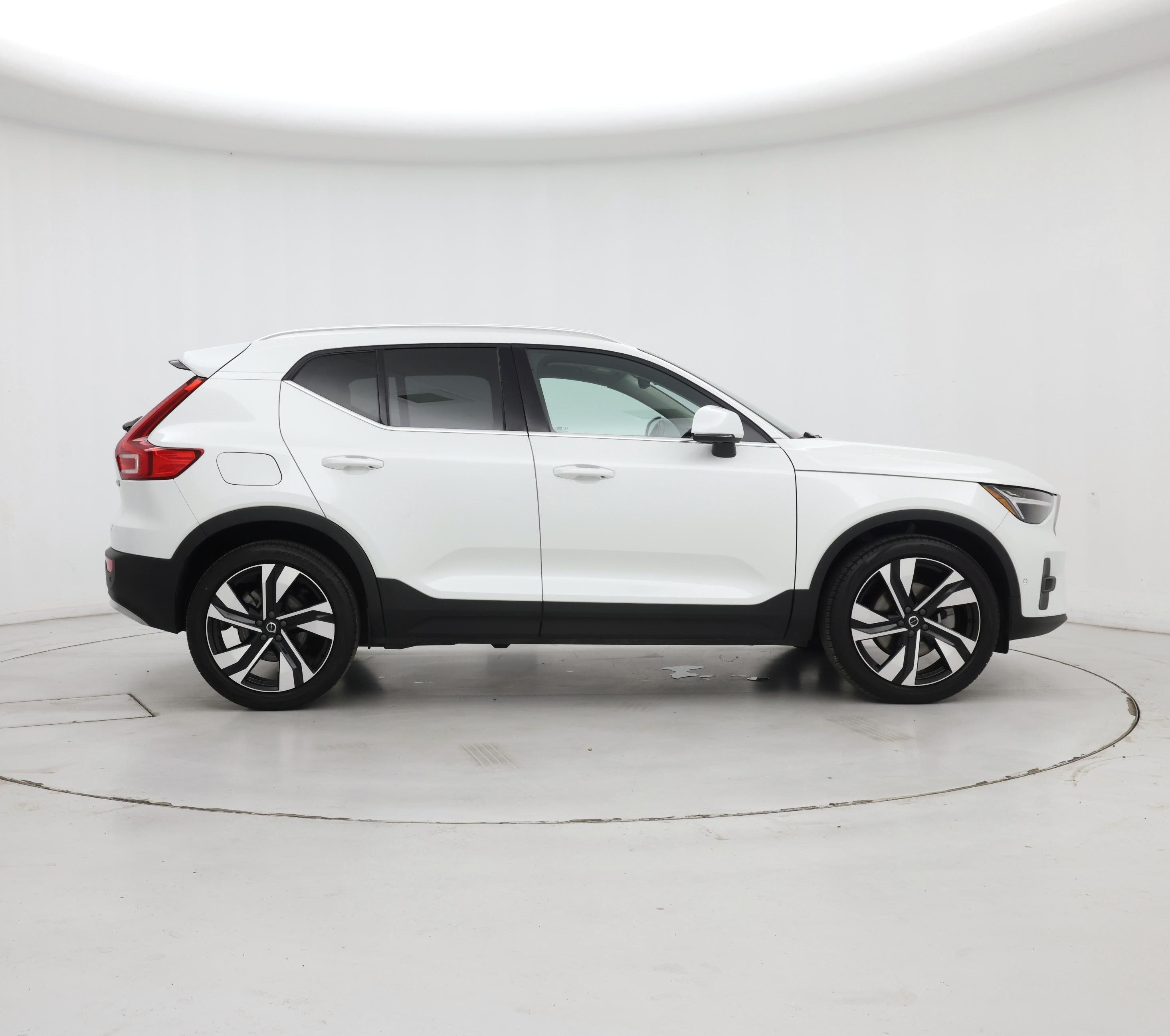 Thumbnail: 2023 Volvo XC40 - 7