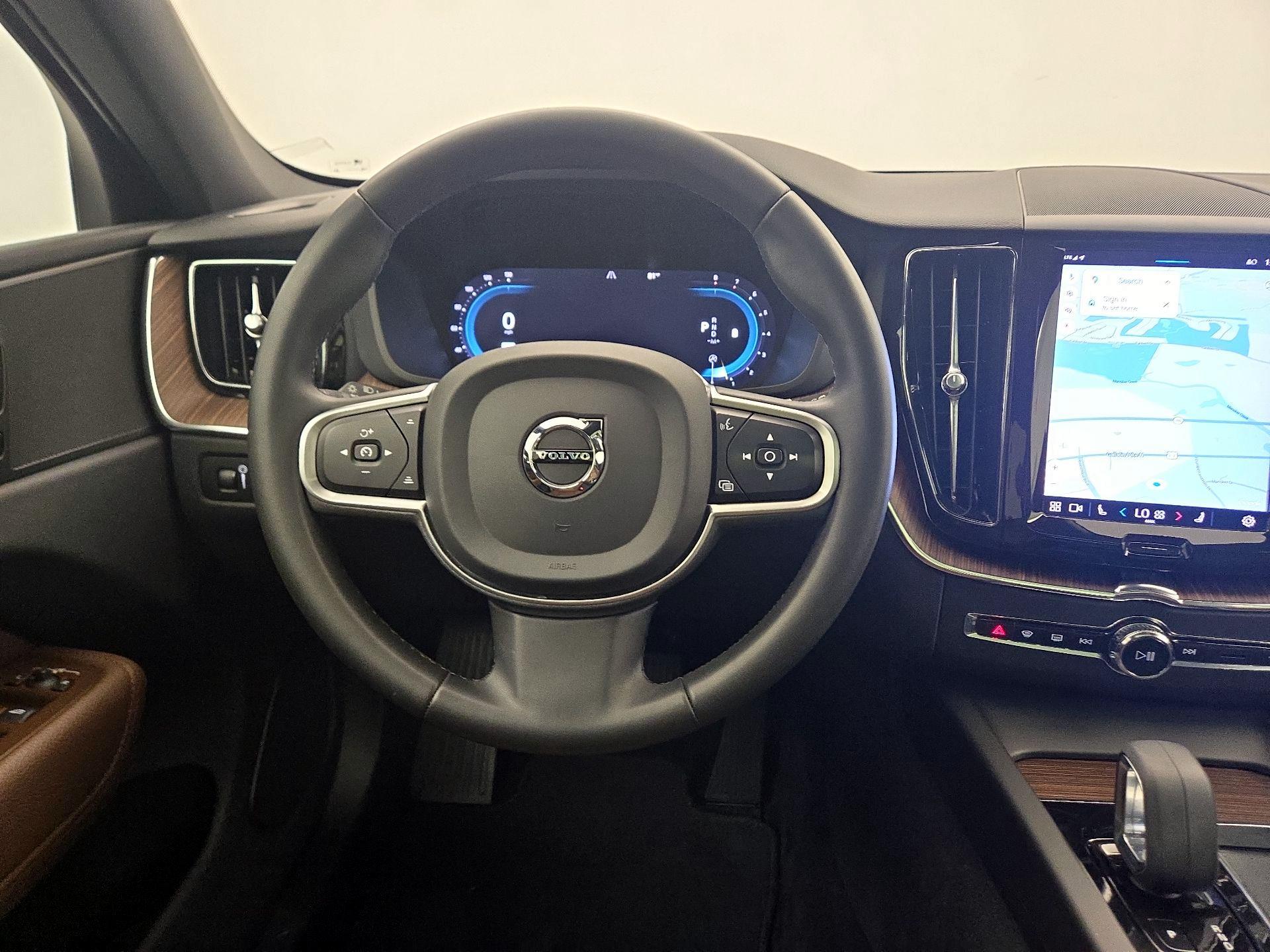 Thumbnail: 2022 Volvo XC60 - 10