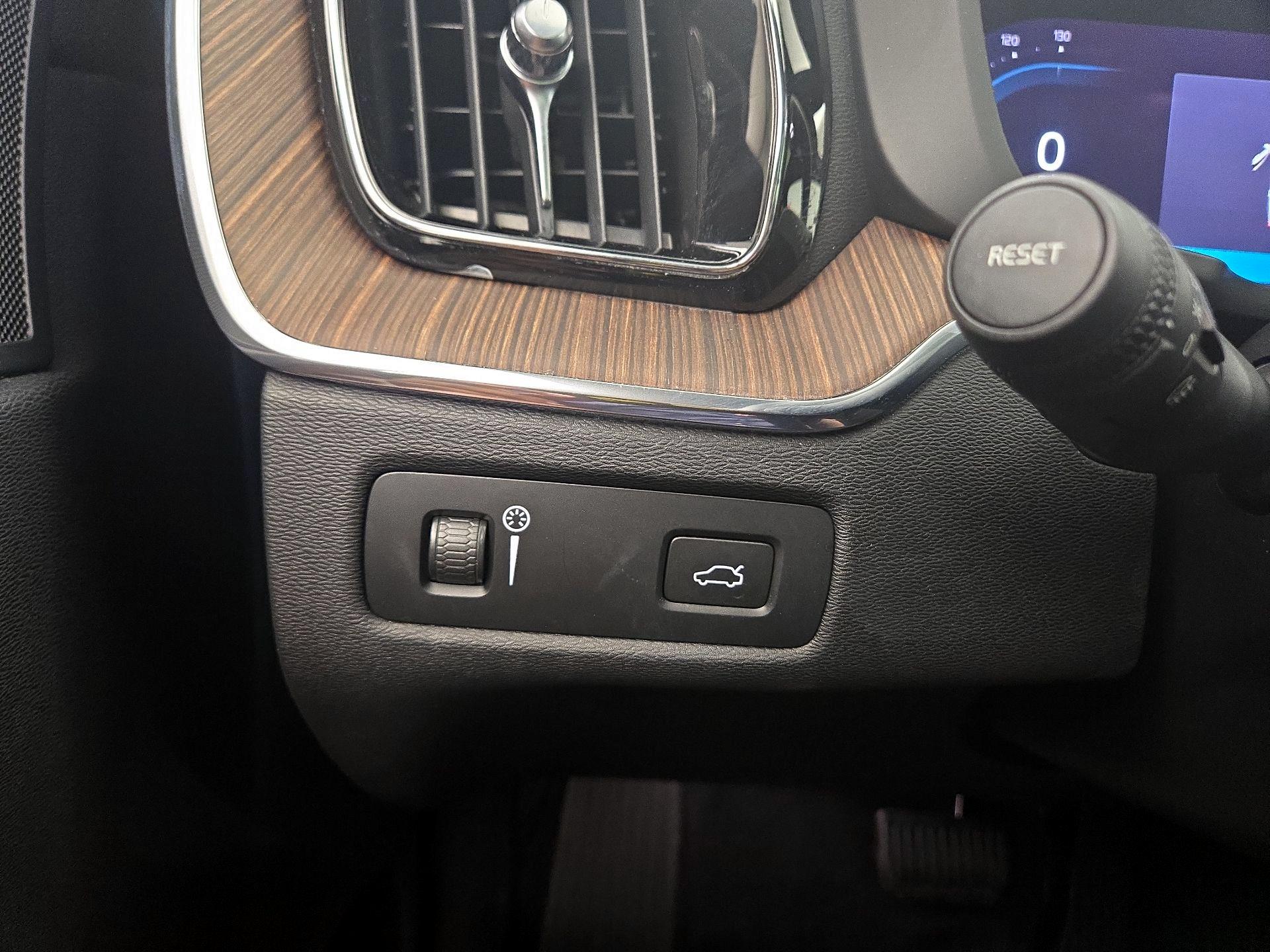 Thumbnail: 2022 Volvo XC60 - 13