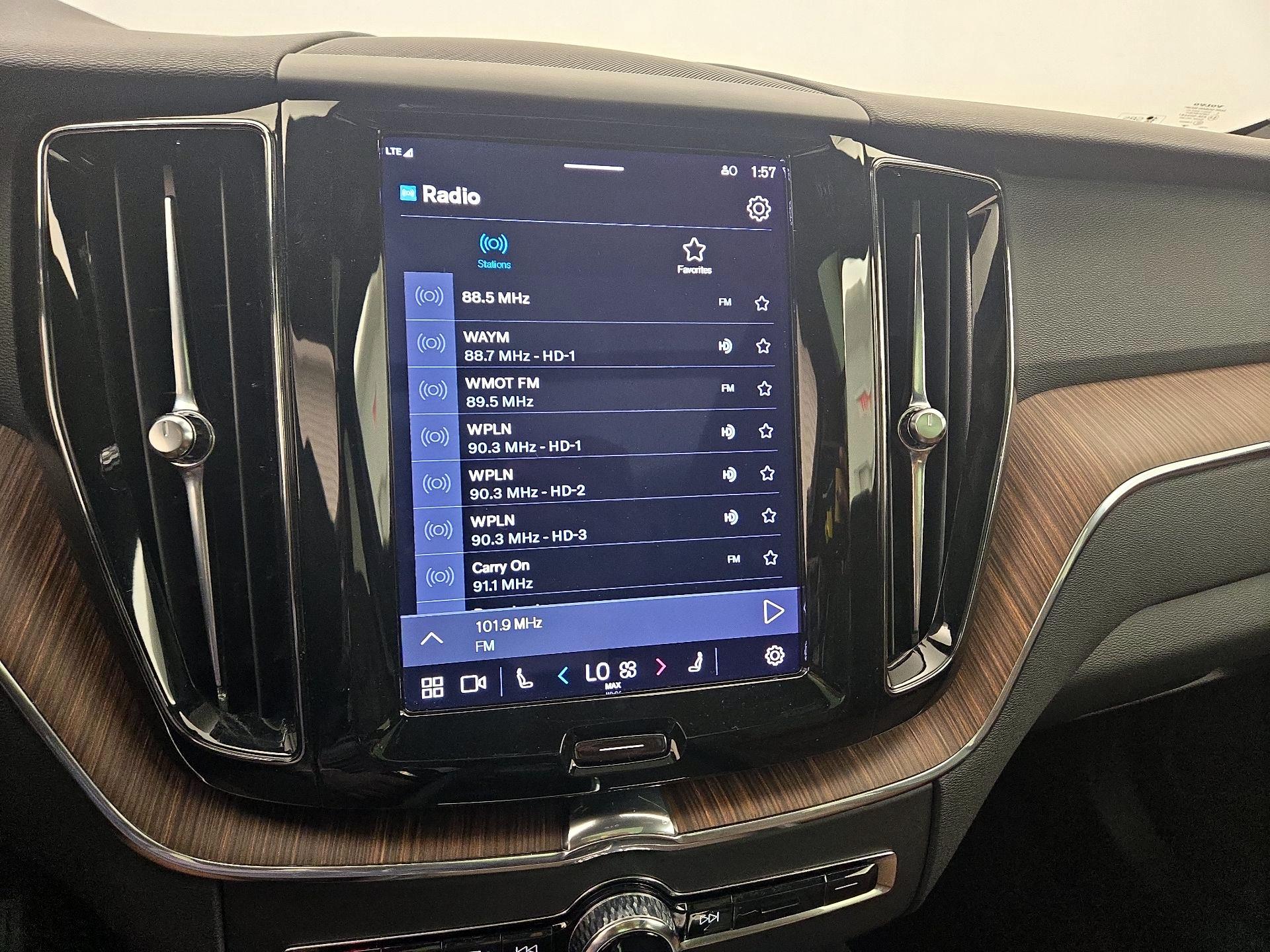 Thumbnail: 2022 Volvo XC60 - 16