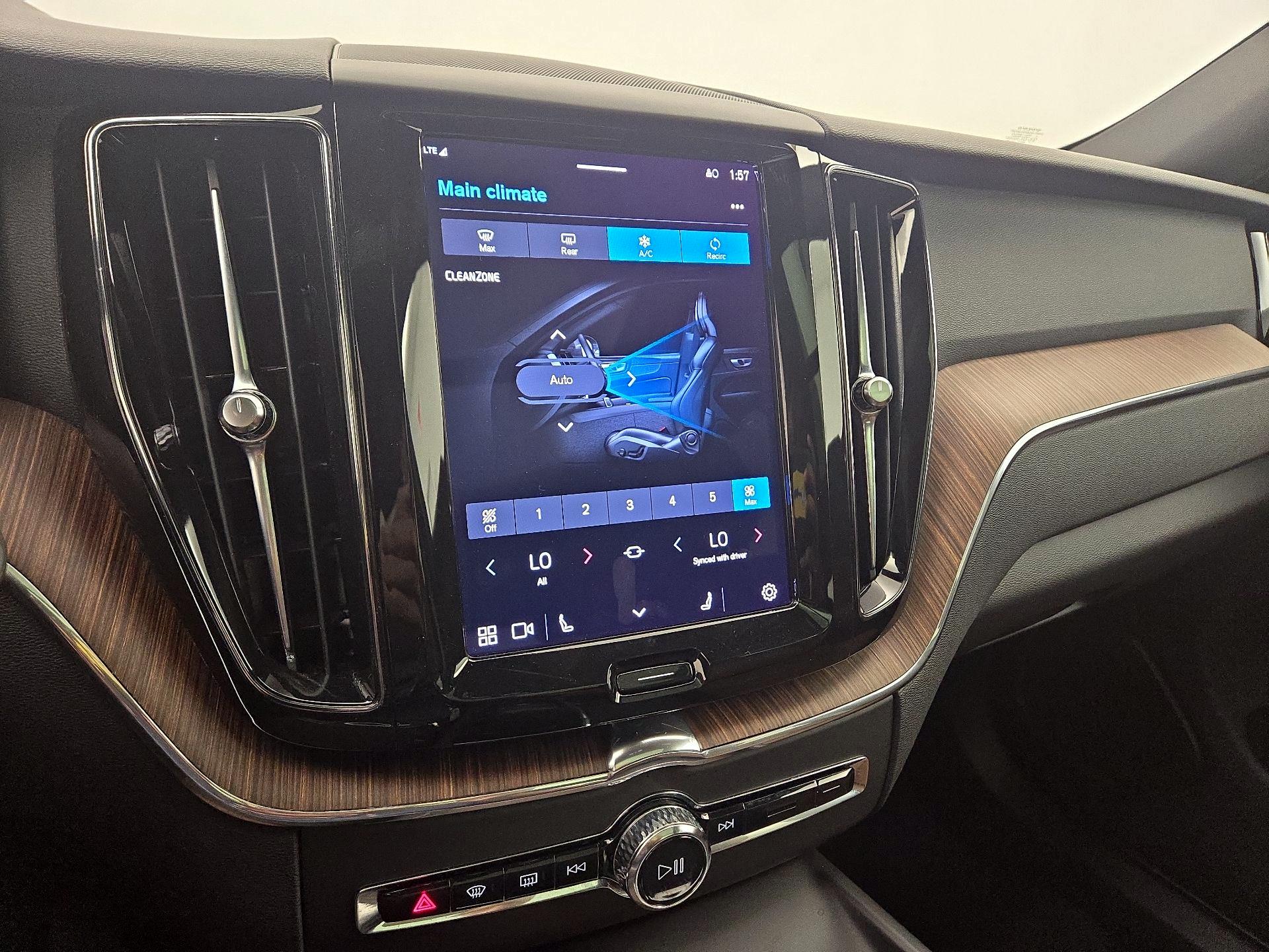 Thumbnail: 2022 Volvo XC60 - 17