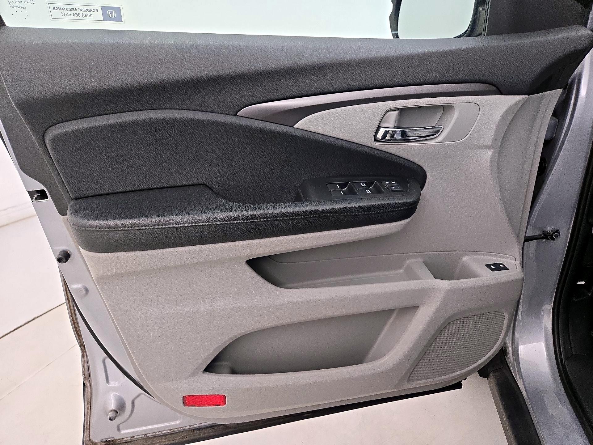 Thumbnail: 2017 Honda Pilot - 12