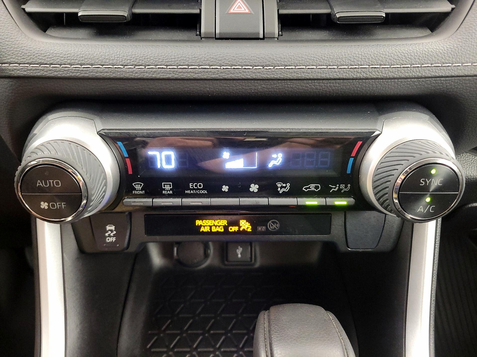 2022 Toyota RAV4 LE - Photo 17