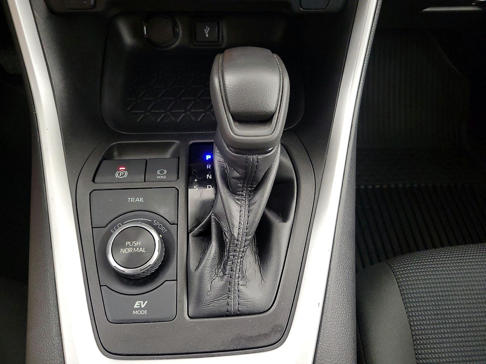 2022 Toyota RAV4 LE - Photo 18