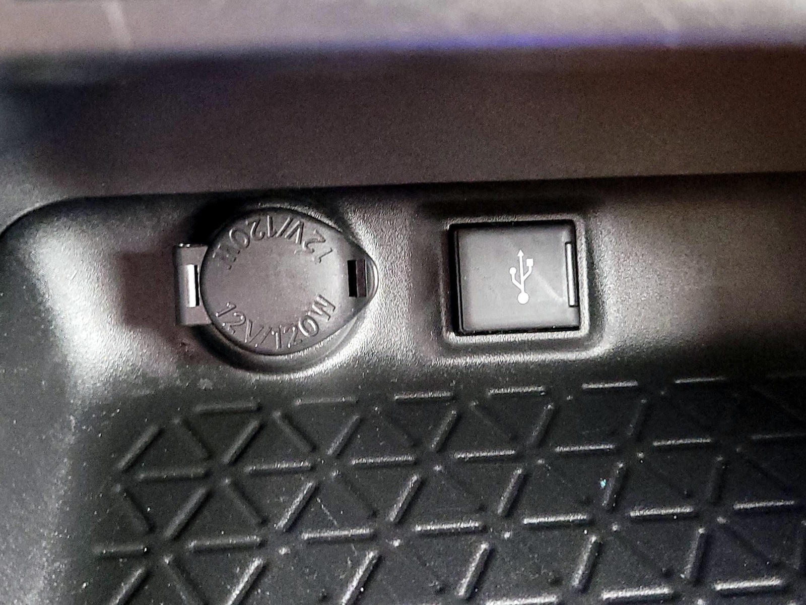 2022 Toyota RAV4 LE - Photo 19