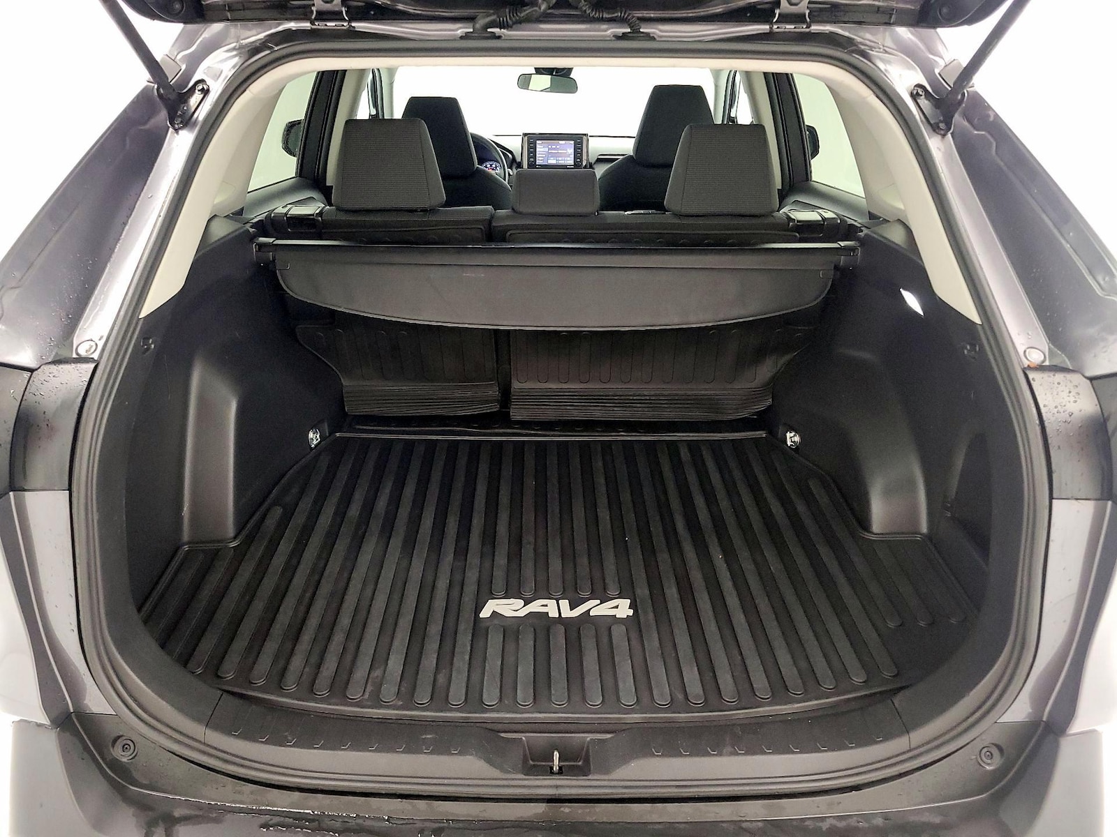 2022 Toyota RAV4 LE - Photo 21
