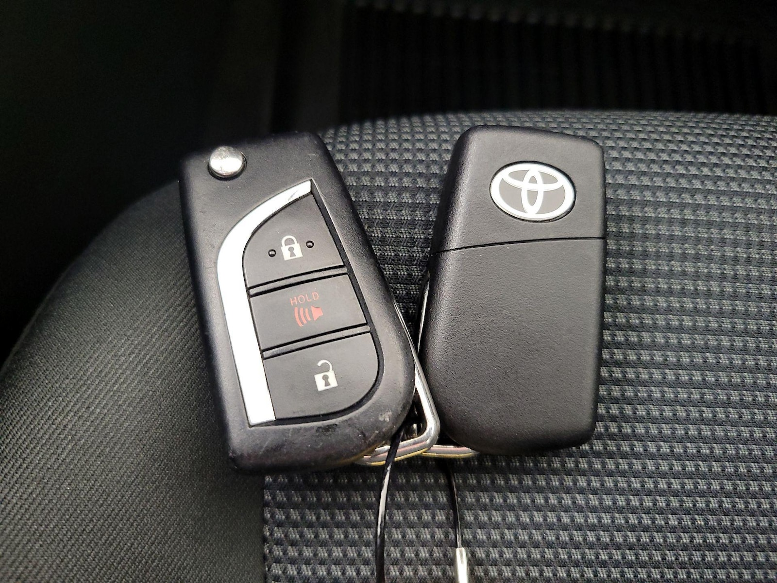 2022 Toyota RAV4 LE - Photo 23