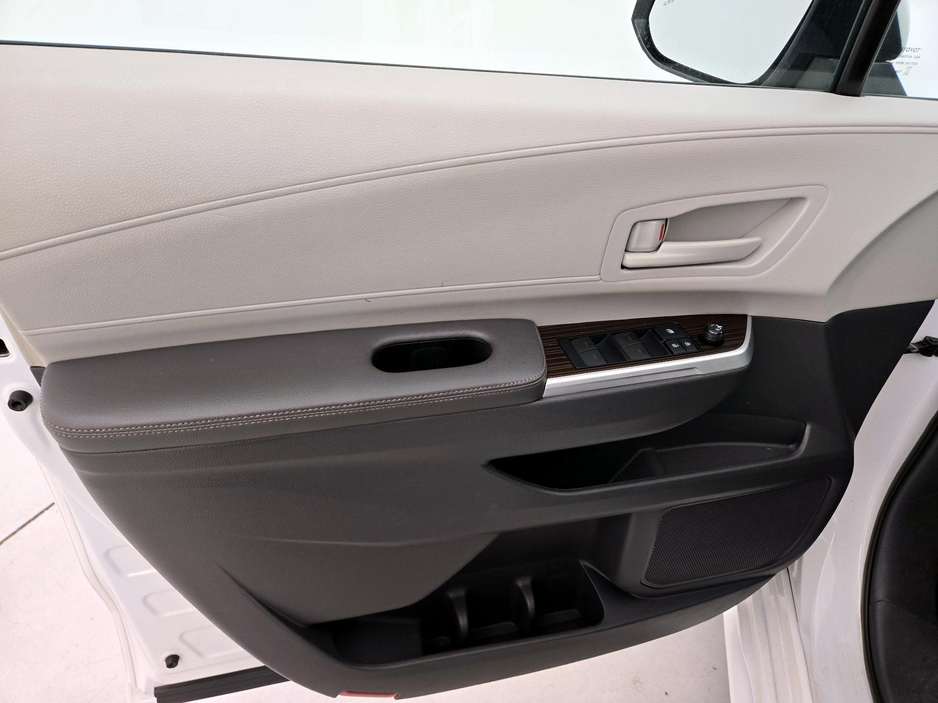 Thumbnail: 2021 Toyota Sienna - 12
