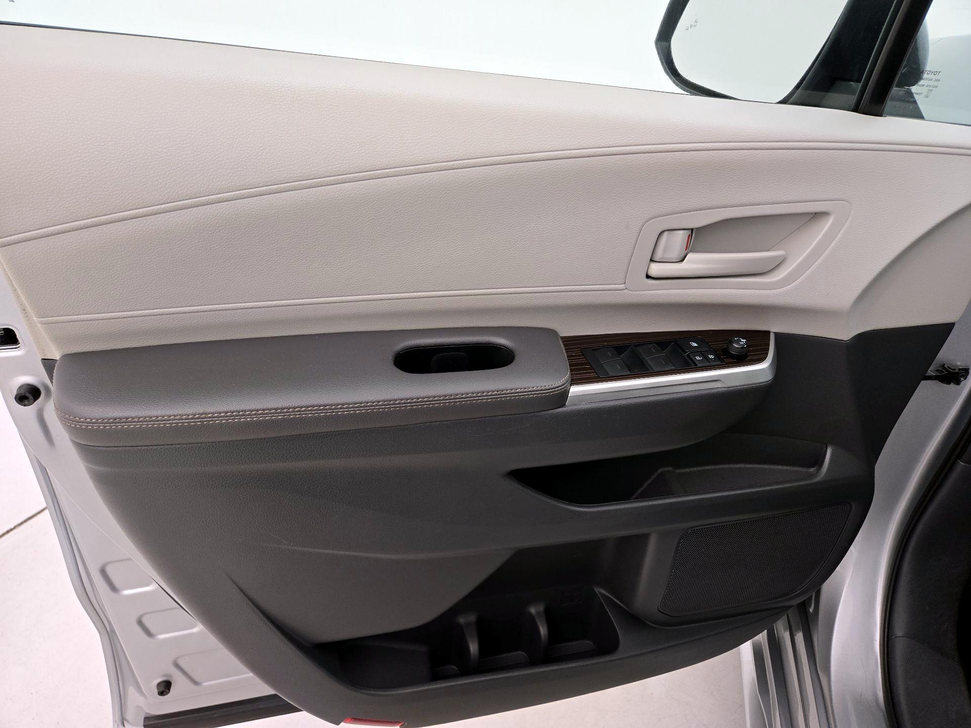 Thumbnail: 2021 Toyota Sienna - 12
