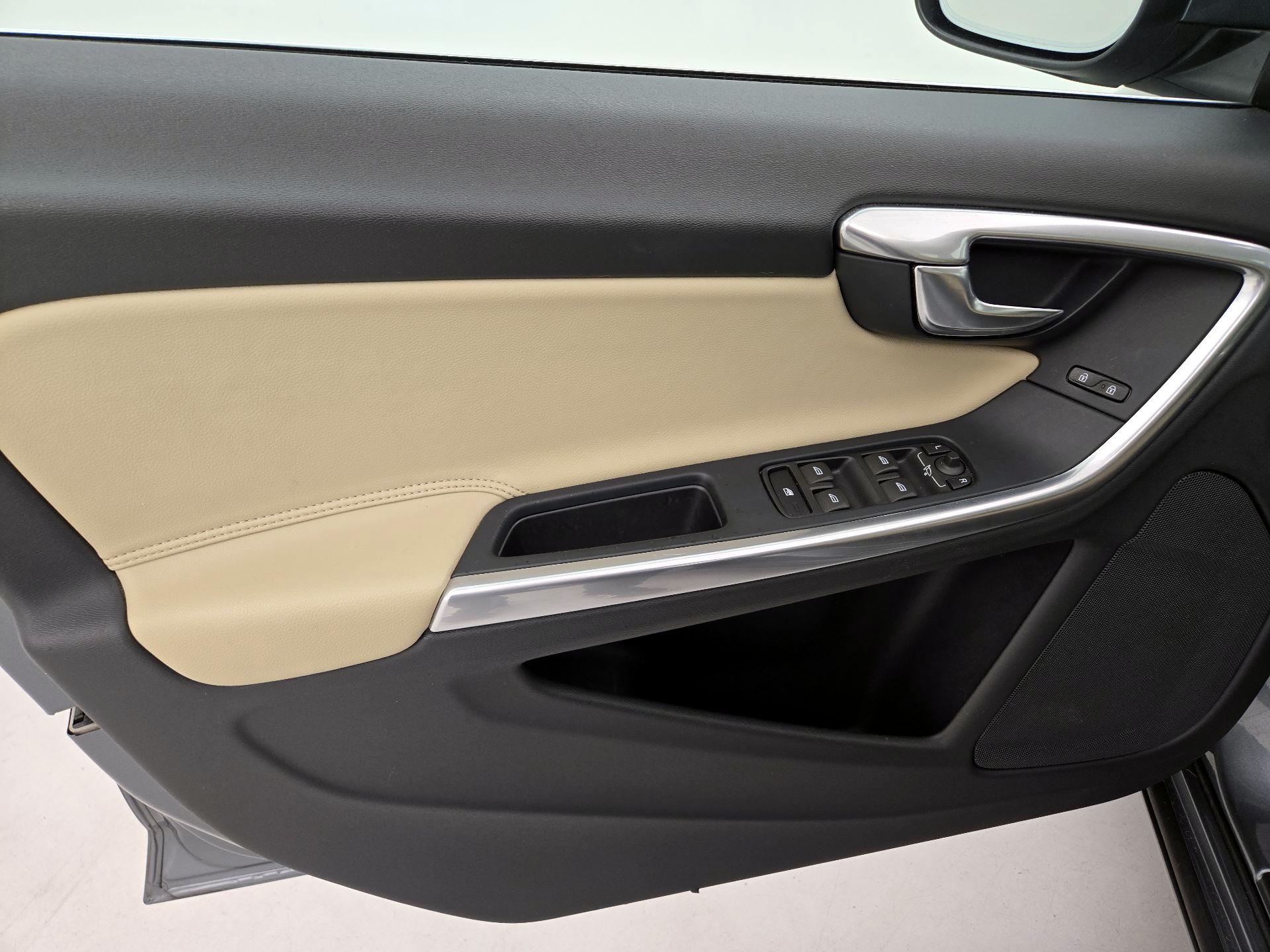 Thumbnail: 2017 Volvo V60 - 12