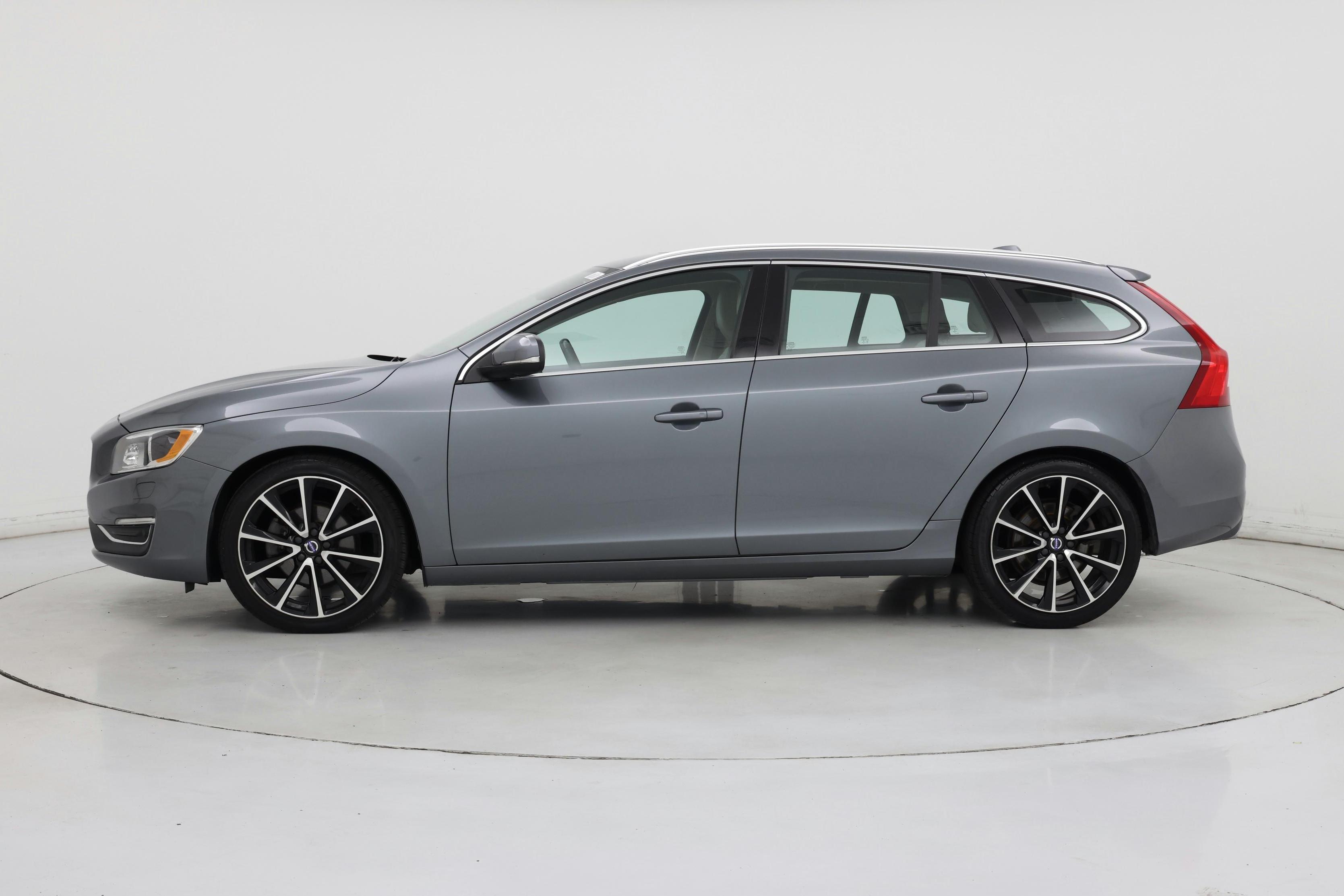 Thumbnail: 2017 Volvo V60 - 3