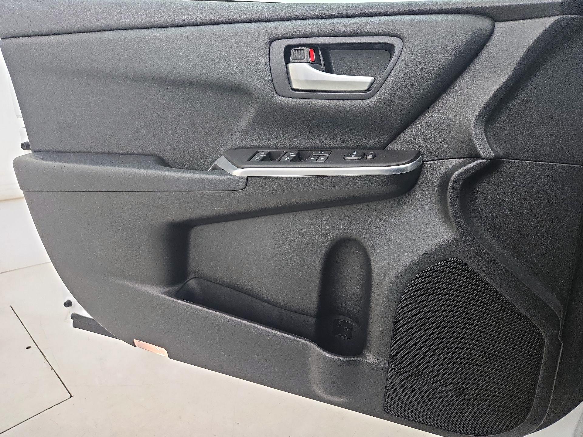 Thumbnail: 2016 Toyota Camry - 12