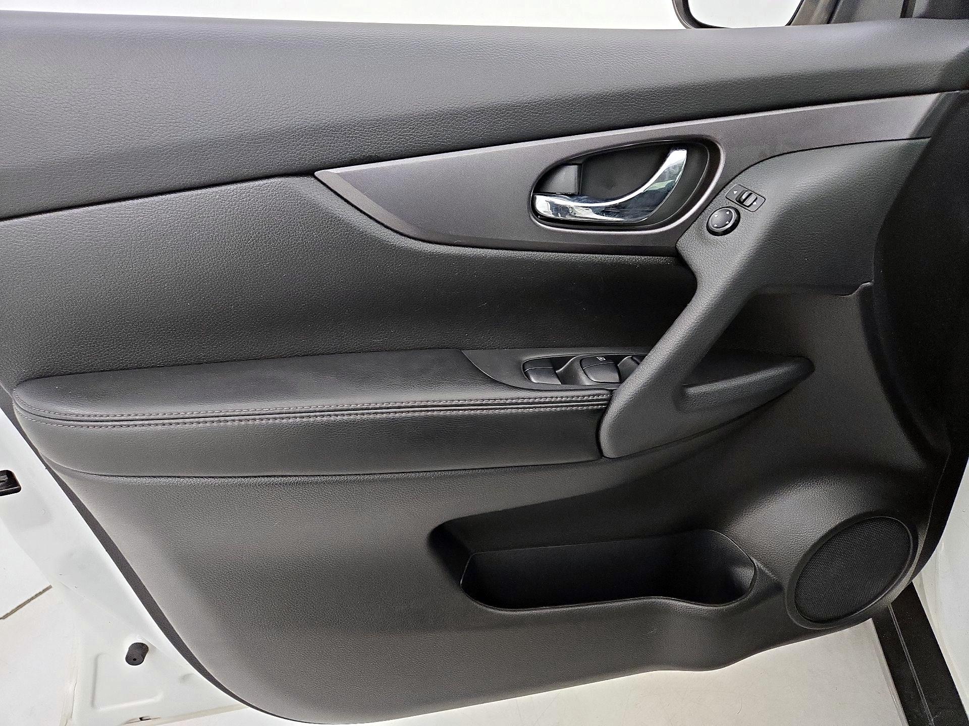 Thumbnail: 2016 Nissan Rogue - 12