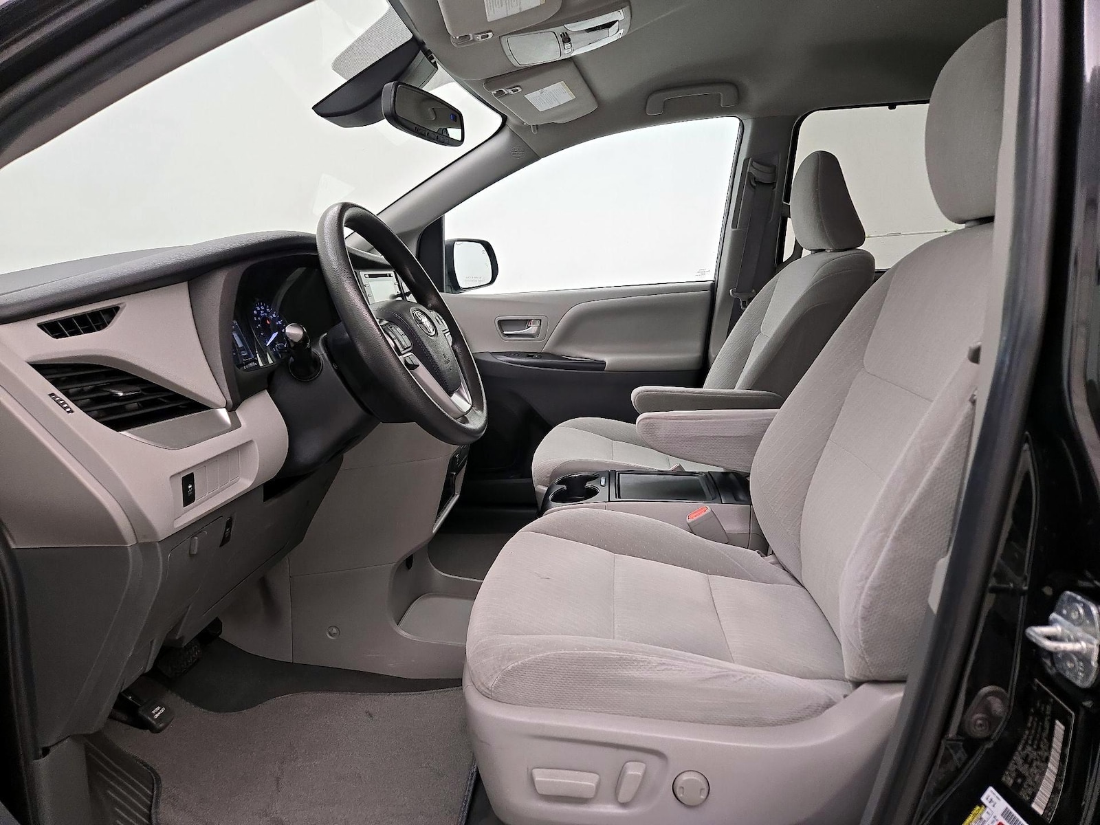 2020 Toyota Sienna LE - Photo 12