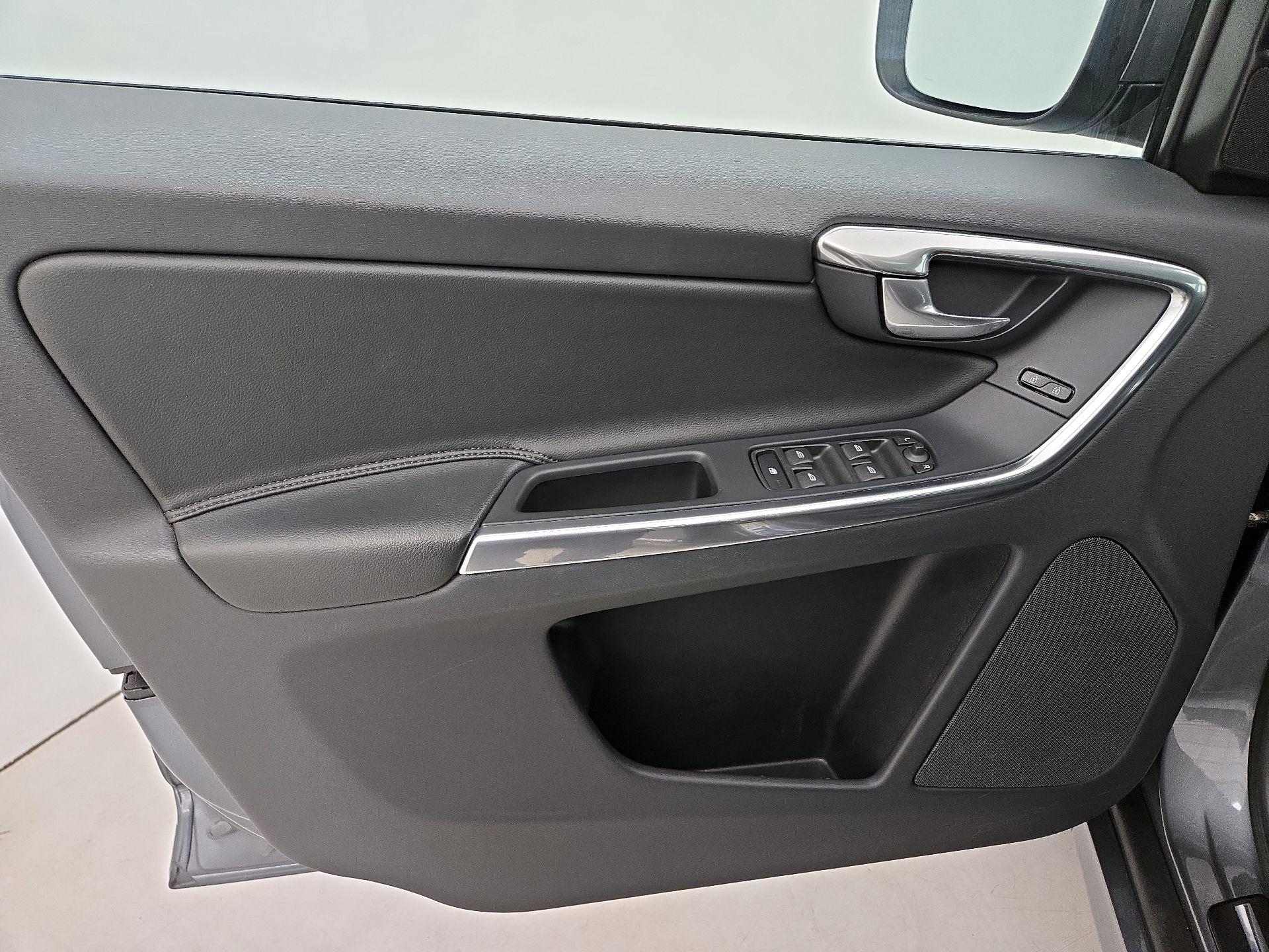Thumbnail: 2016 Volvo XC60 - 12