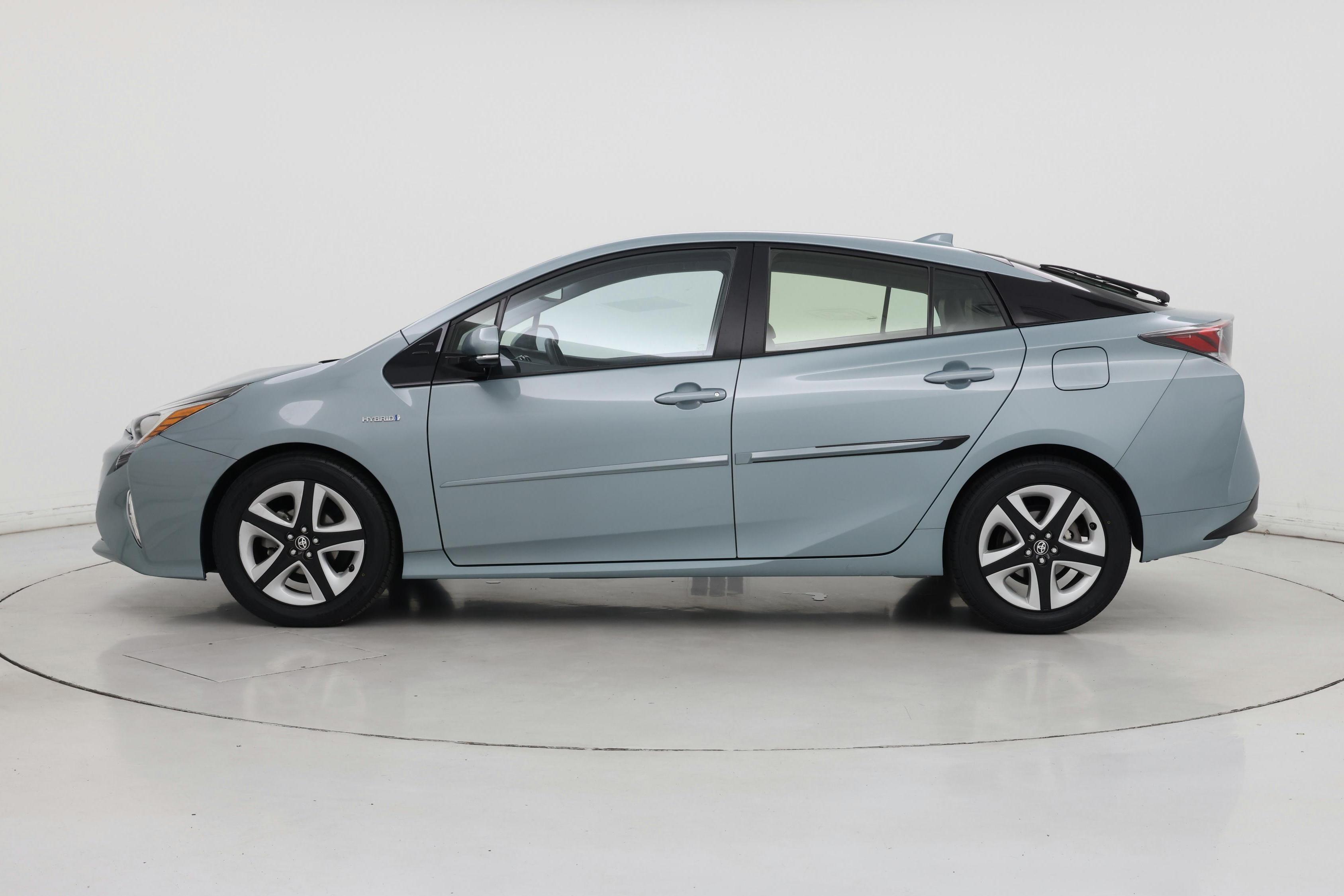 Thumbnail: 2017 Toyota Prius - 3