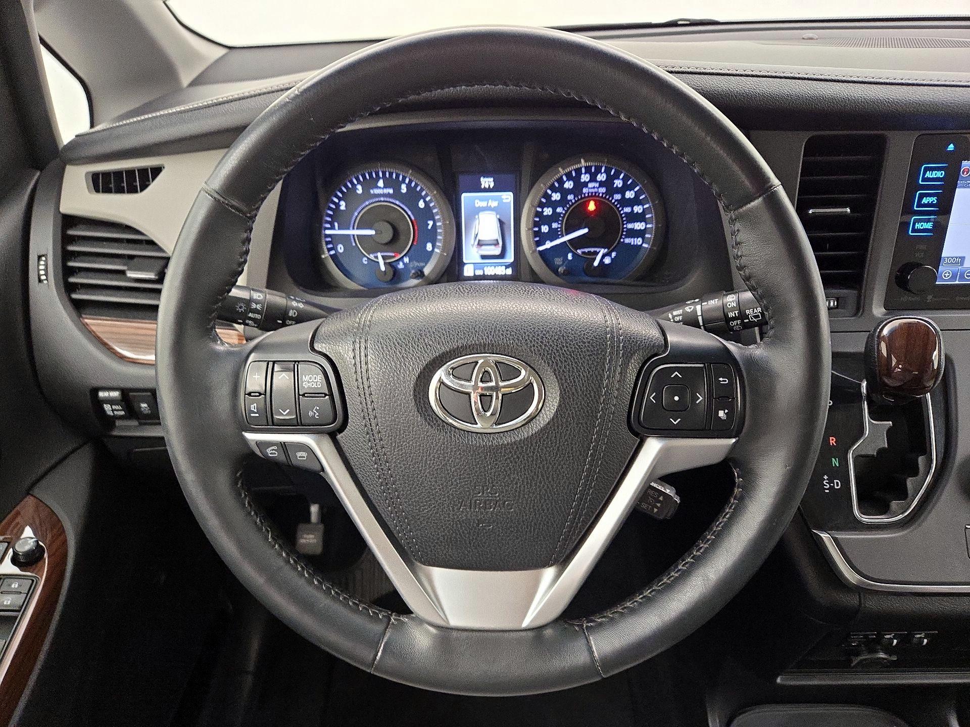 Thumbnail: 2016 Toyota Sienna - 10