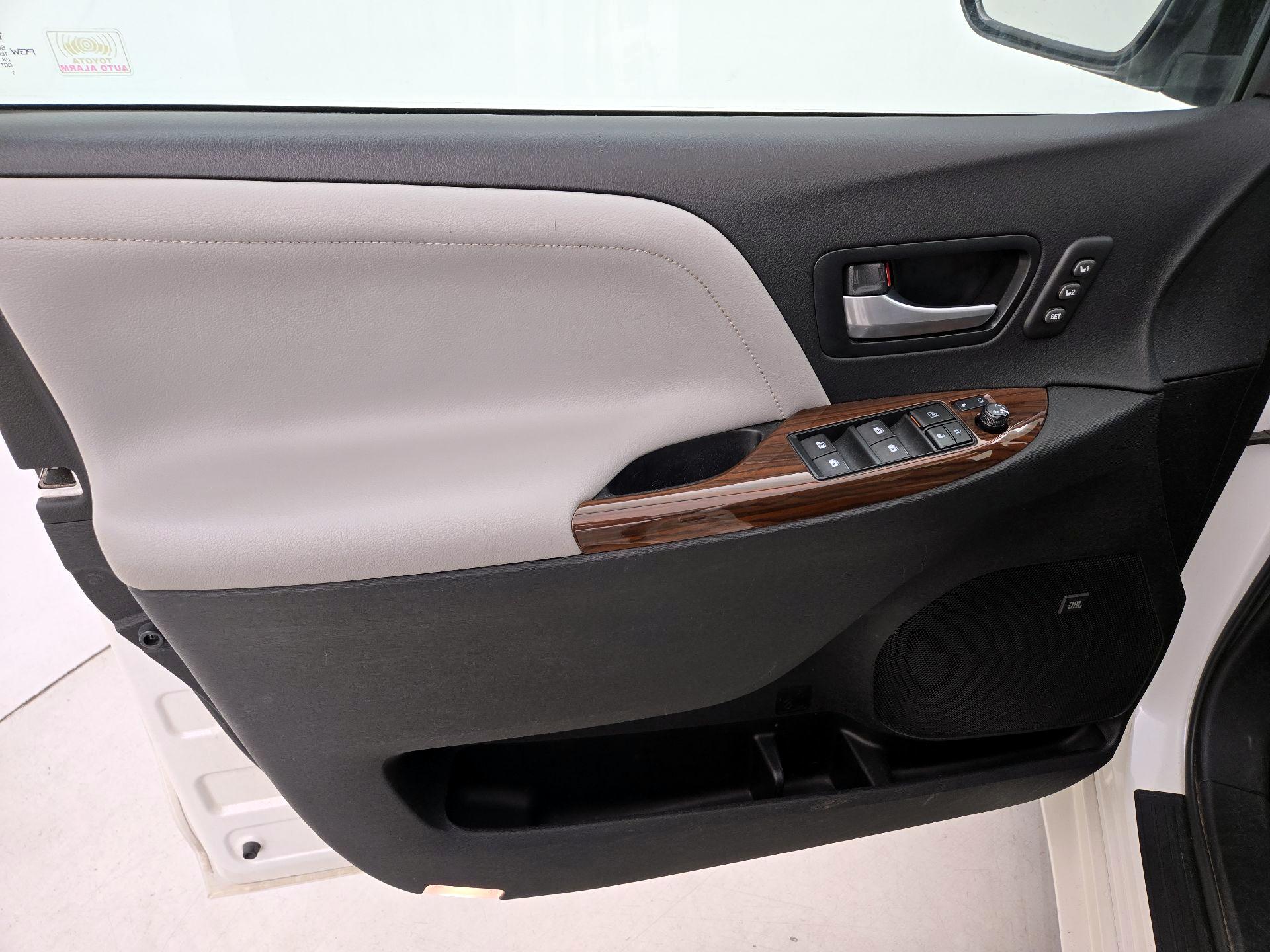 Thumbnail: 2016 Toyota Sienna - 12