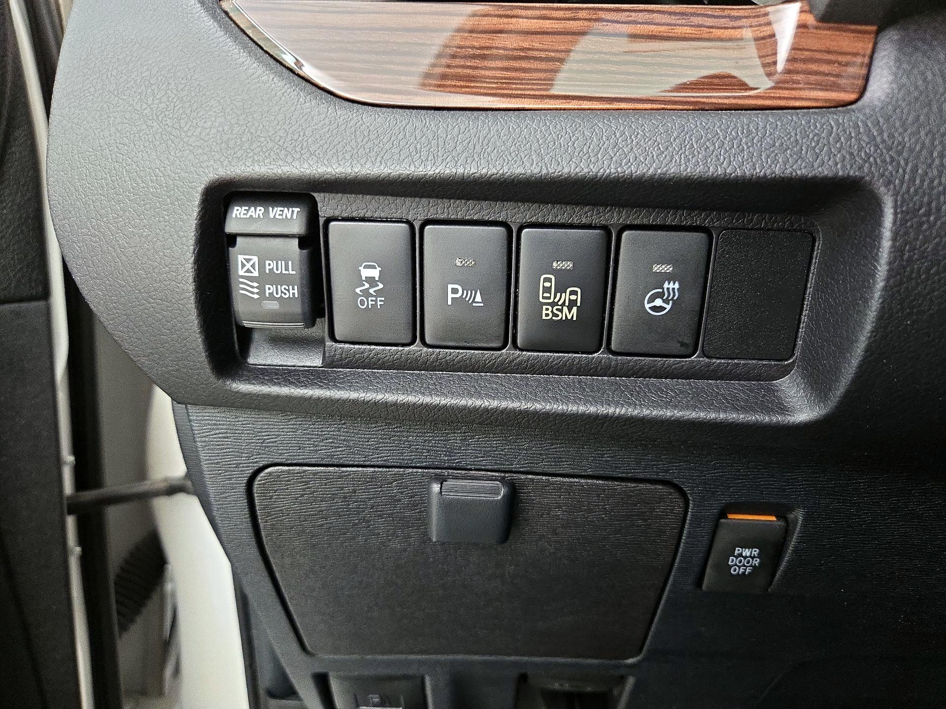 Thumbnail: 2016 Toyota Sienna - 13