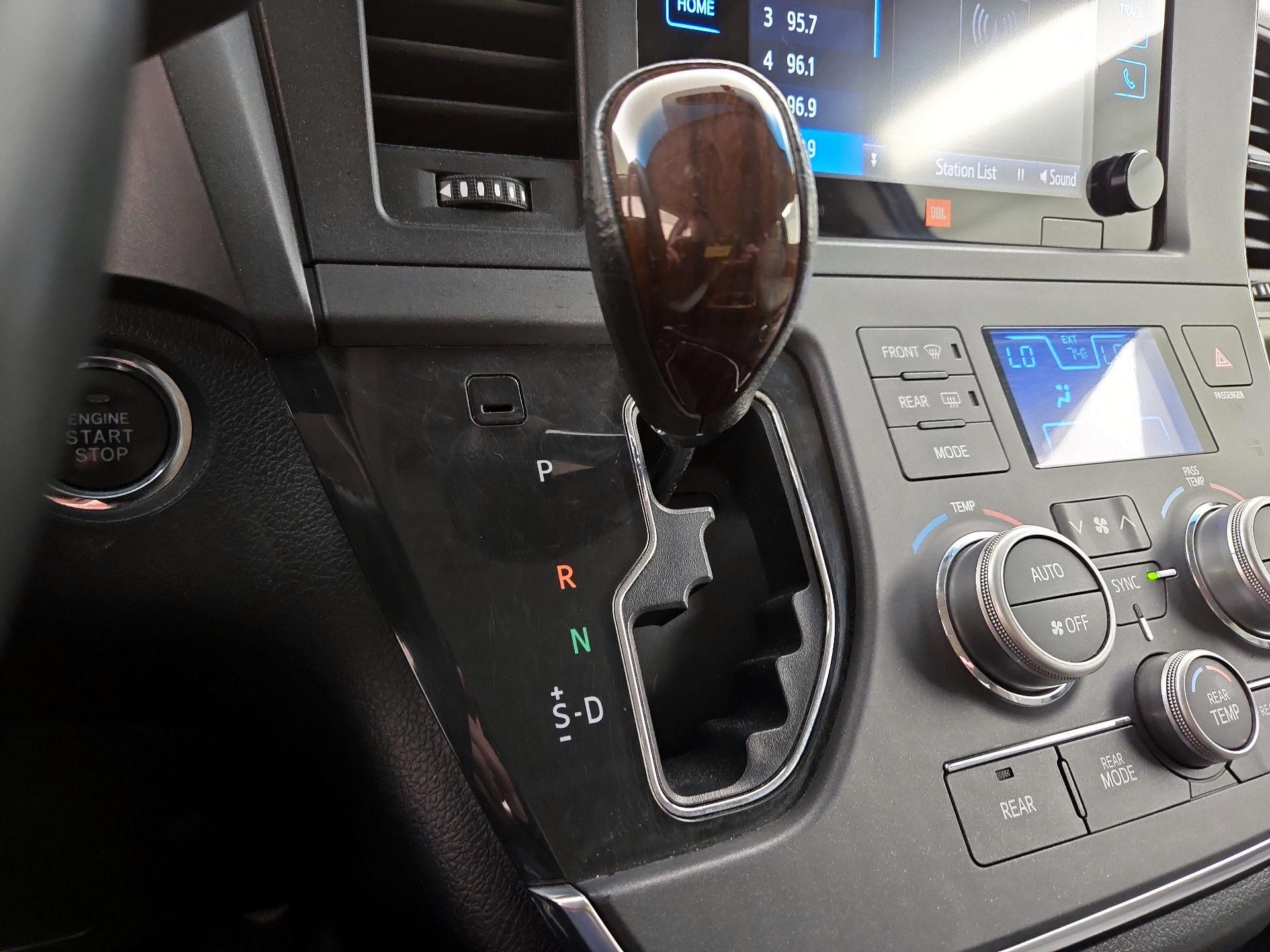 Thumbnail: 2016 Toyota Sienna - 18