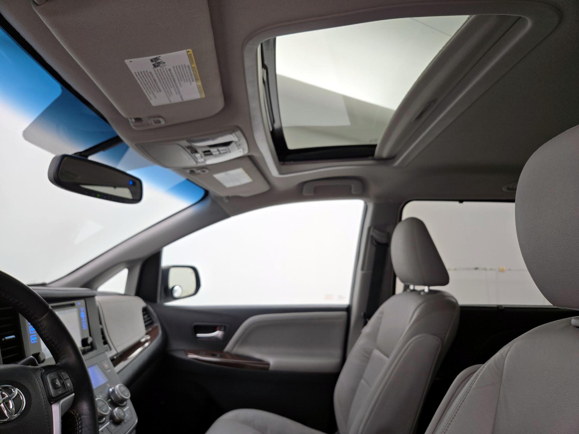 Thumbnail: 2016 Toyota Sienna - 20