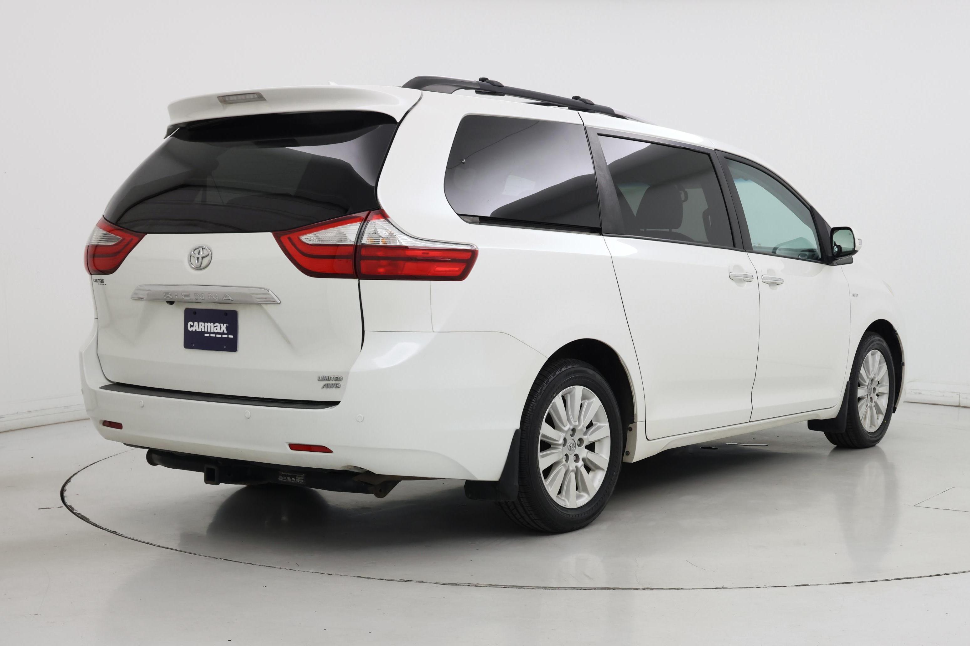 Thumbnail: 2016 Toyota Sienna - 8