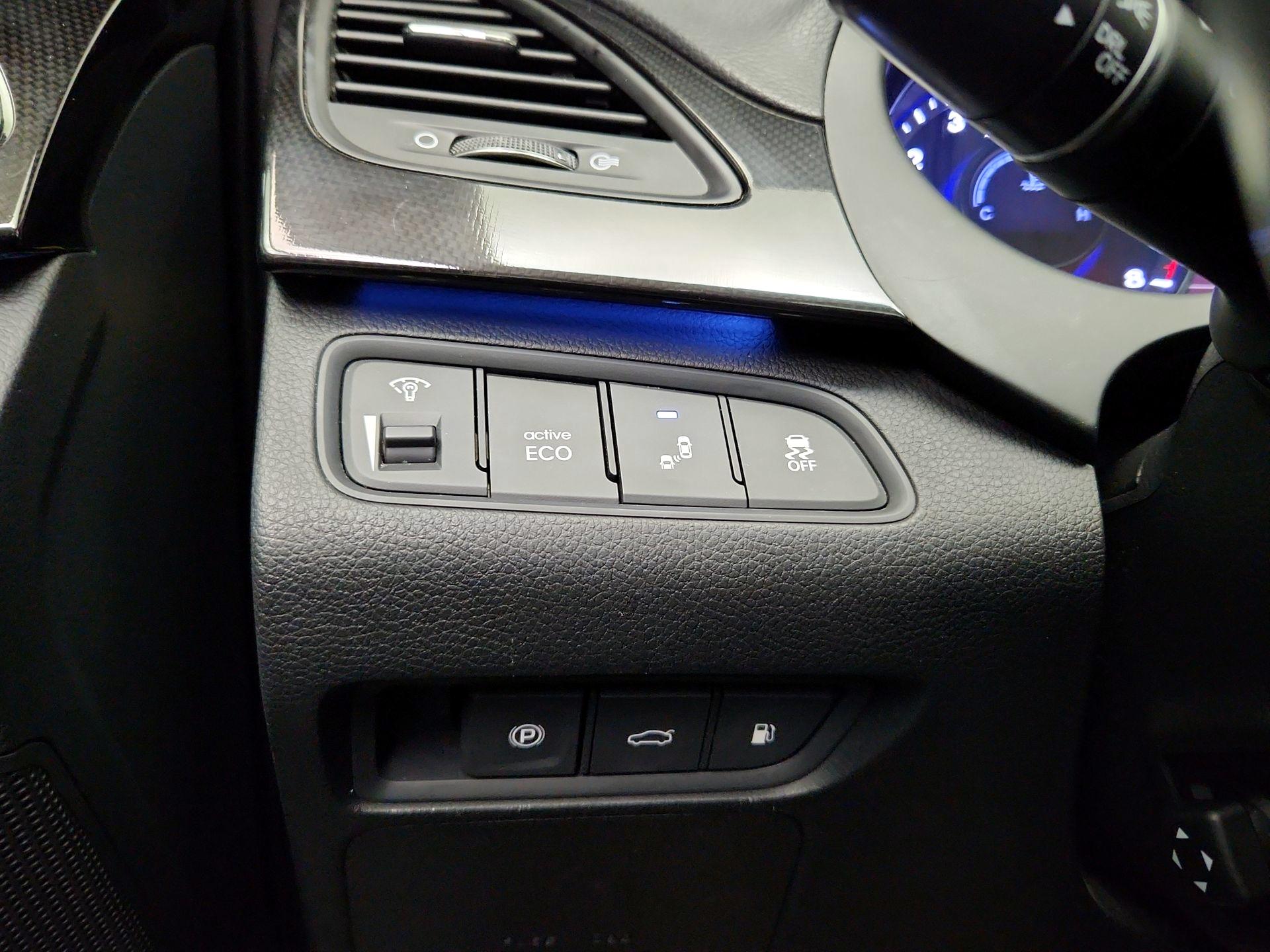 Thumbnail: 2016 Hyundai Azera - 13