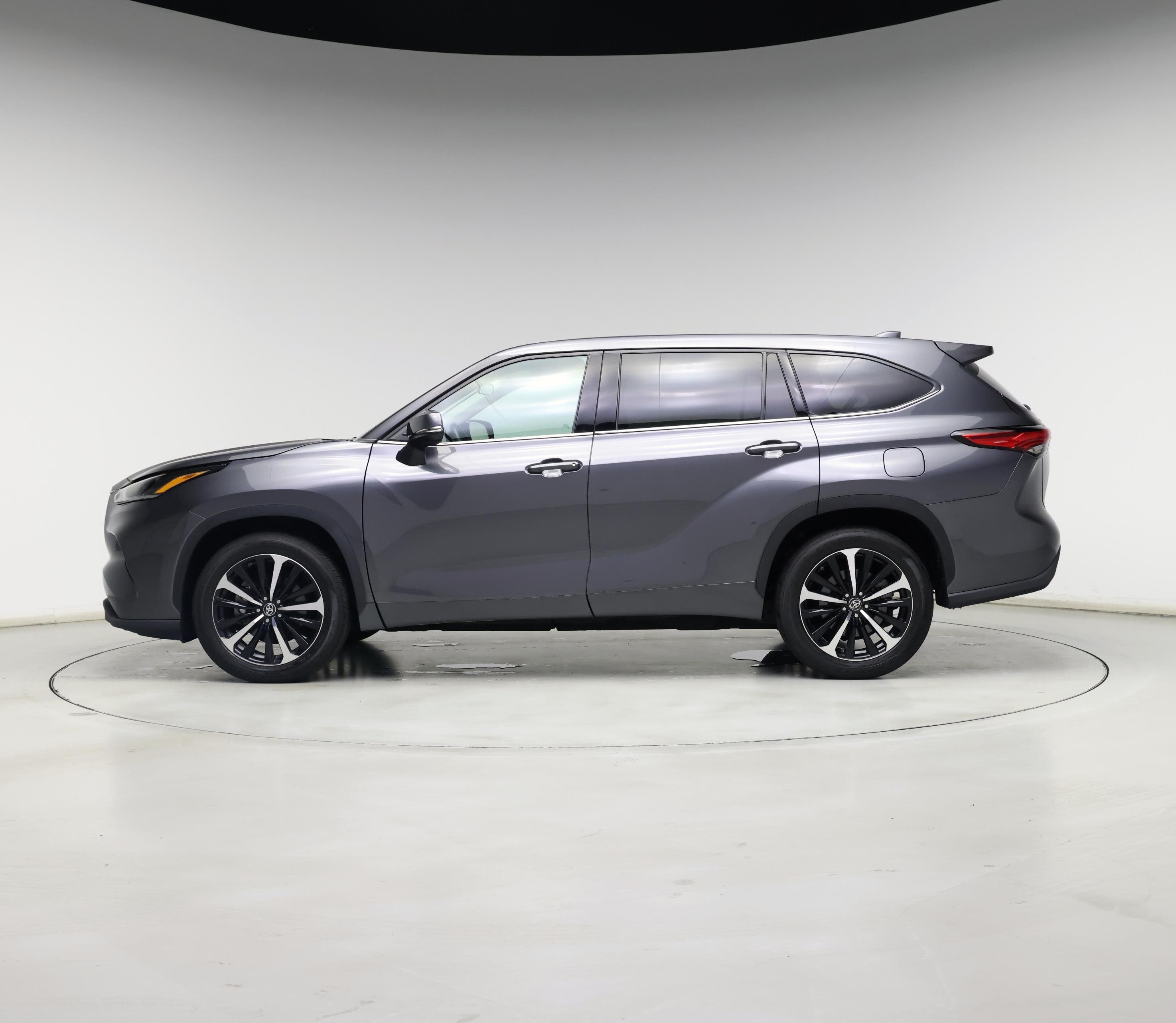 Thumbnail: 2021 Toyota Highlander - 3