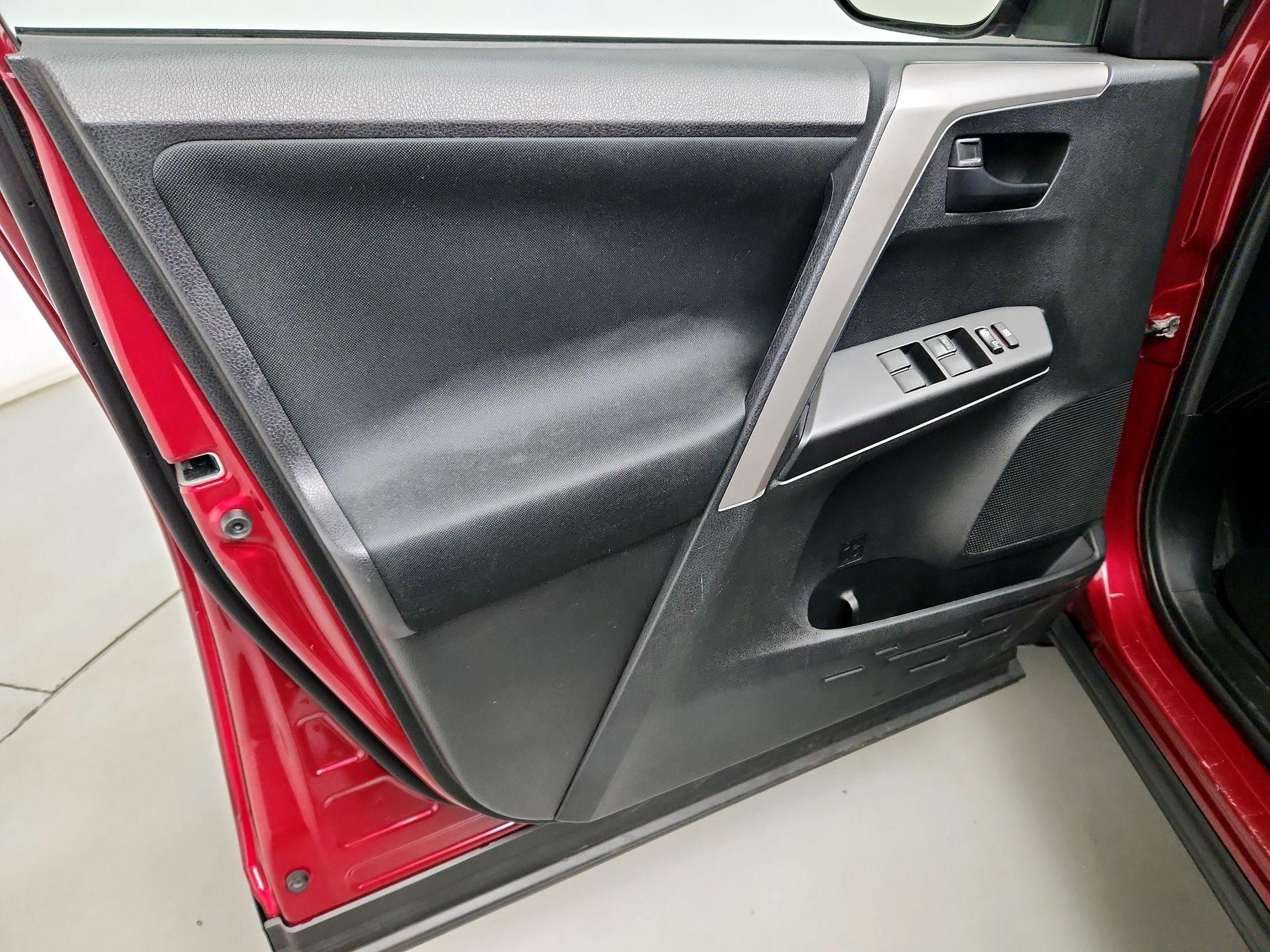 Thumbnail: 2018 Toyota RAV4 - 12