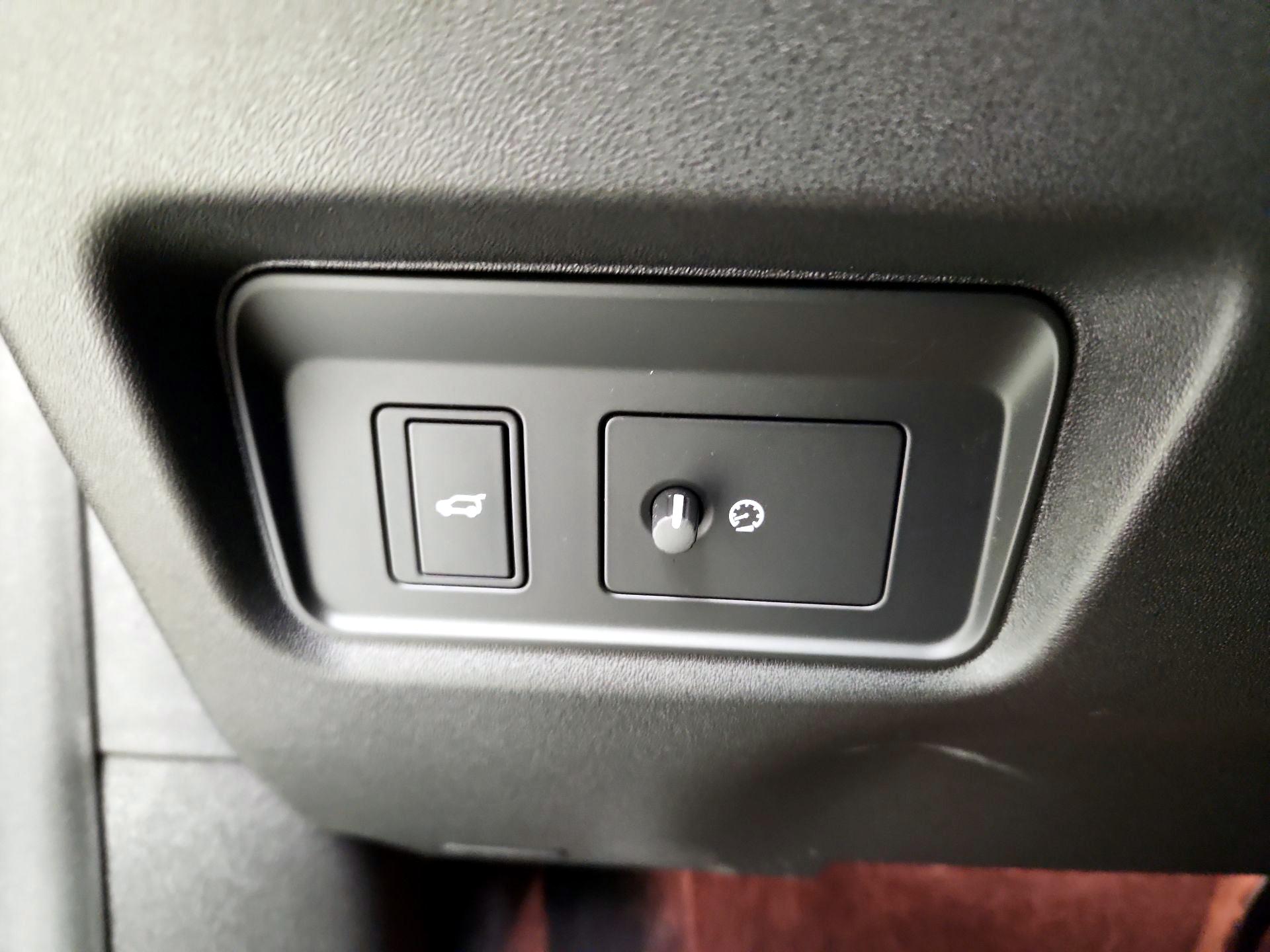 Thumbnail: 2023 Jaguar E-Pace - 13