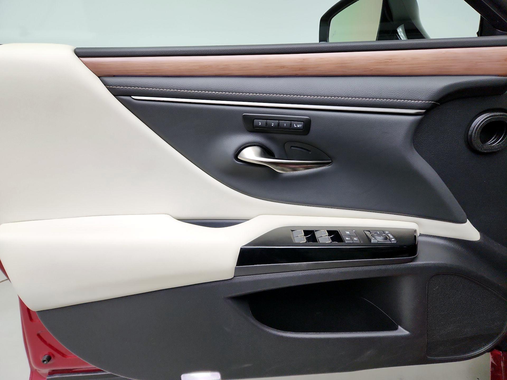 Thumbnail: 2025 Lexus ES - 12