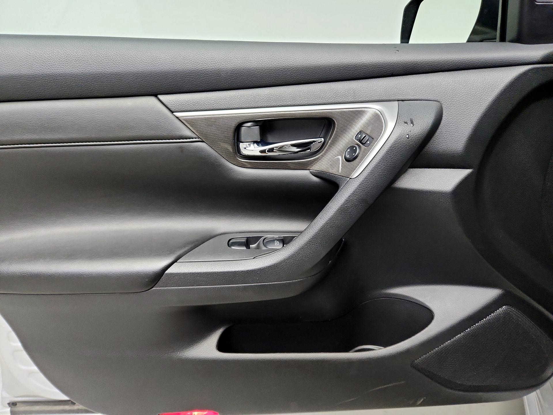 Thumbnail: 2015 Nissan Altima - 12