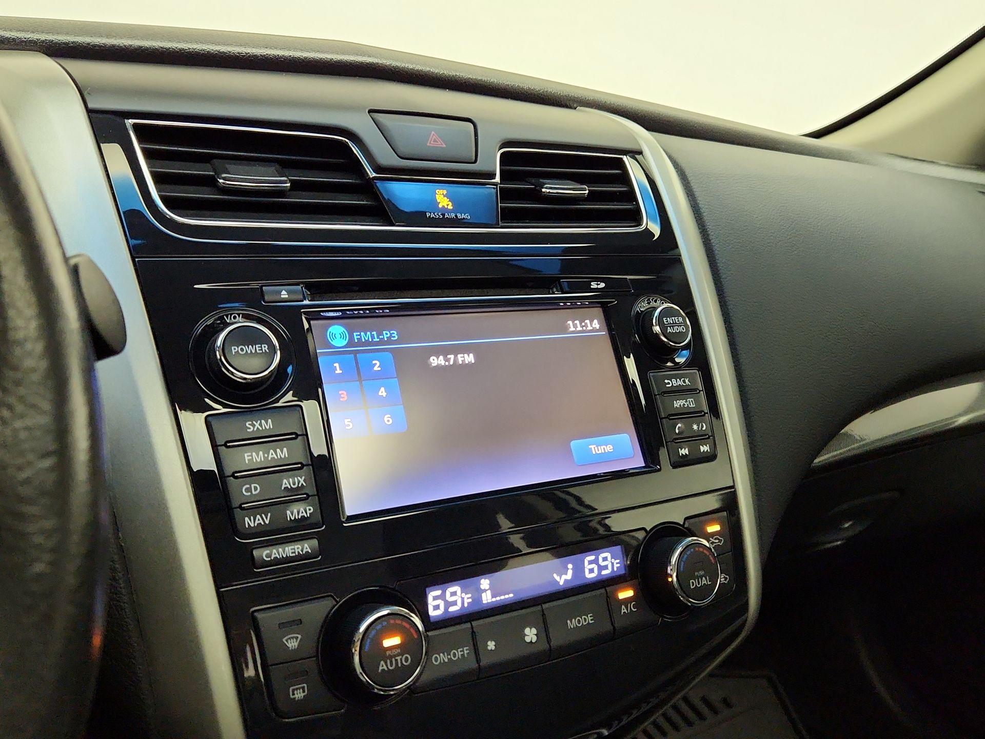 Thumbnail: 2015 Nissan Altima - 16