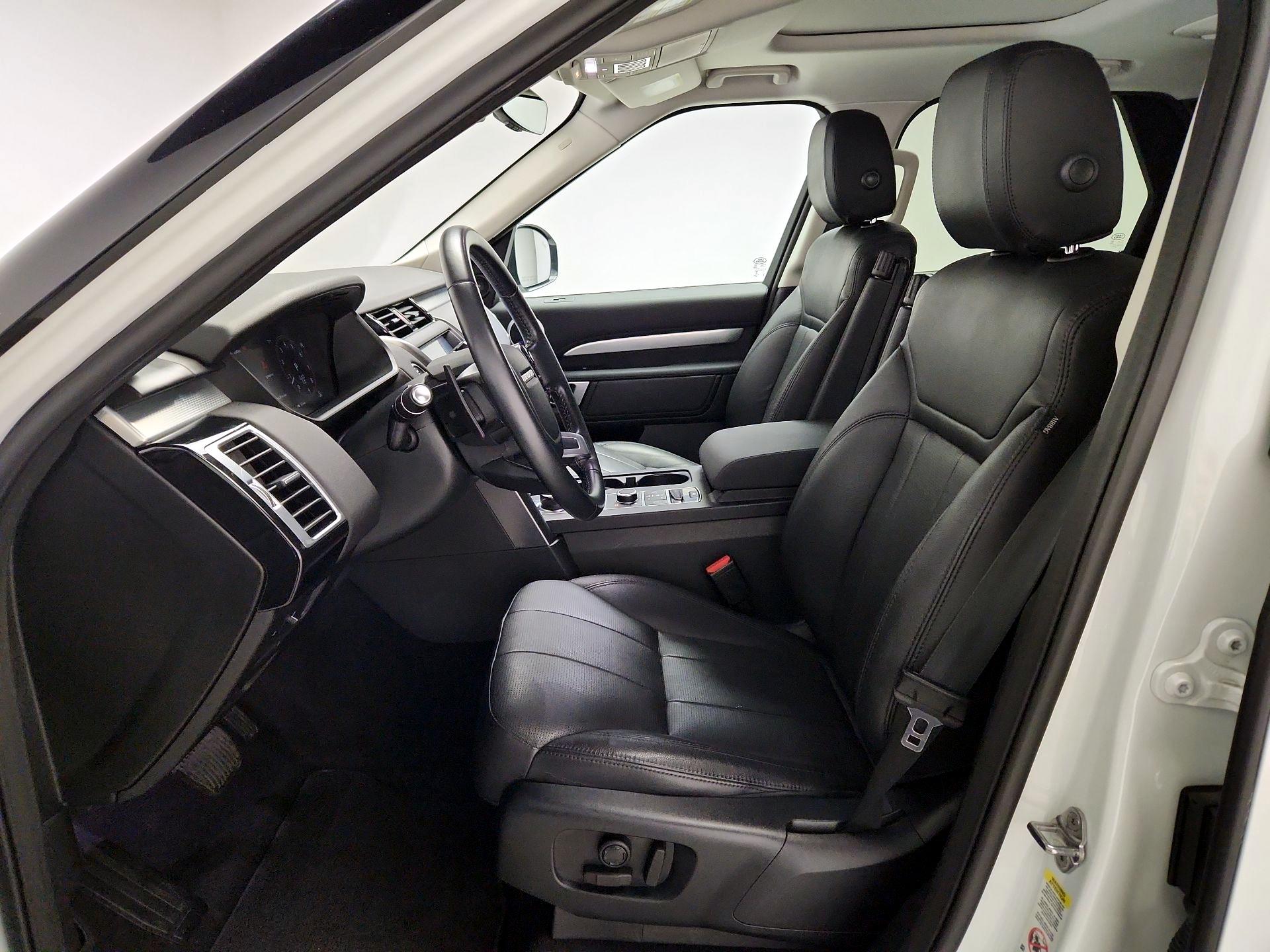 Thumbnail: 2020 Land Rover Discovery - 11