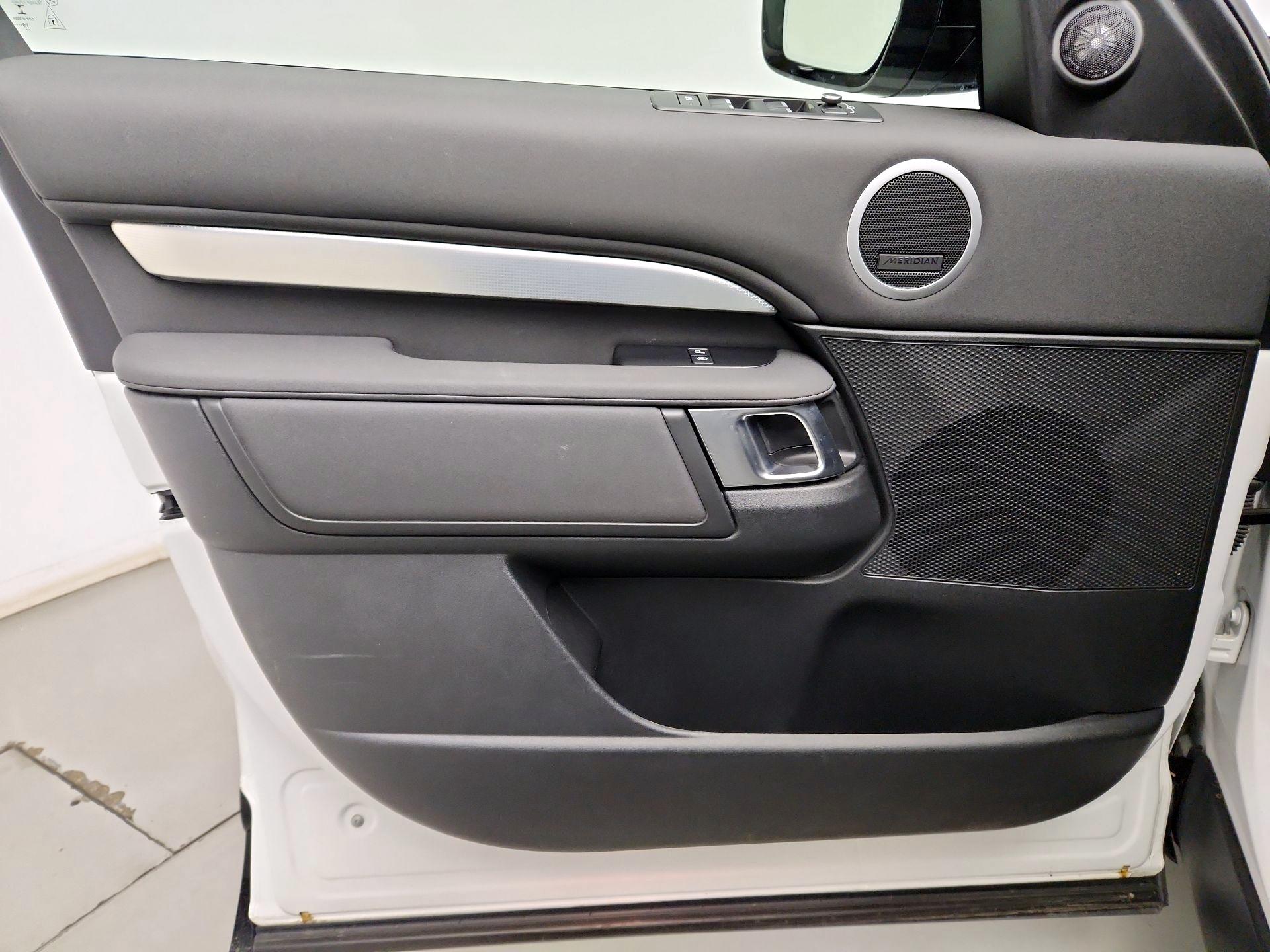 Thumbnail: 2020 Land Rover Discovery - 12