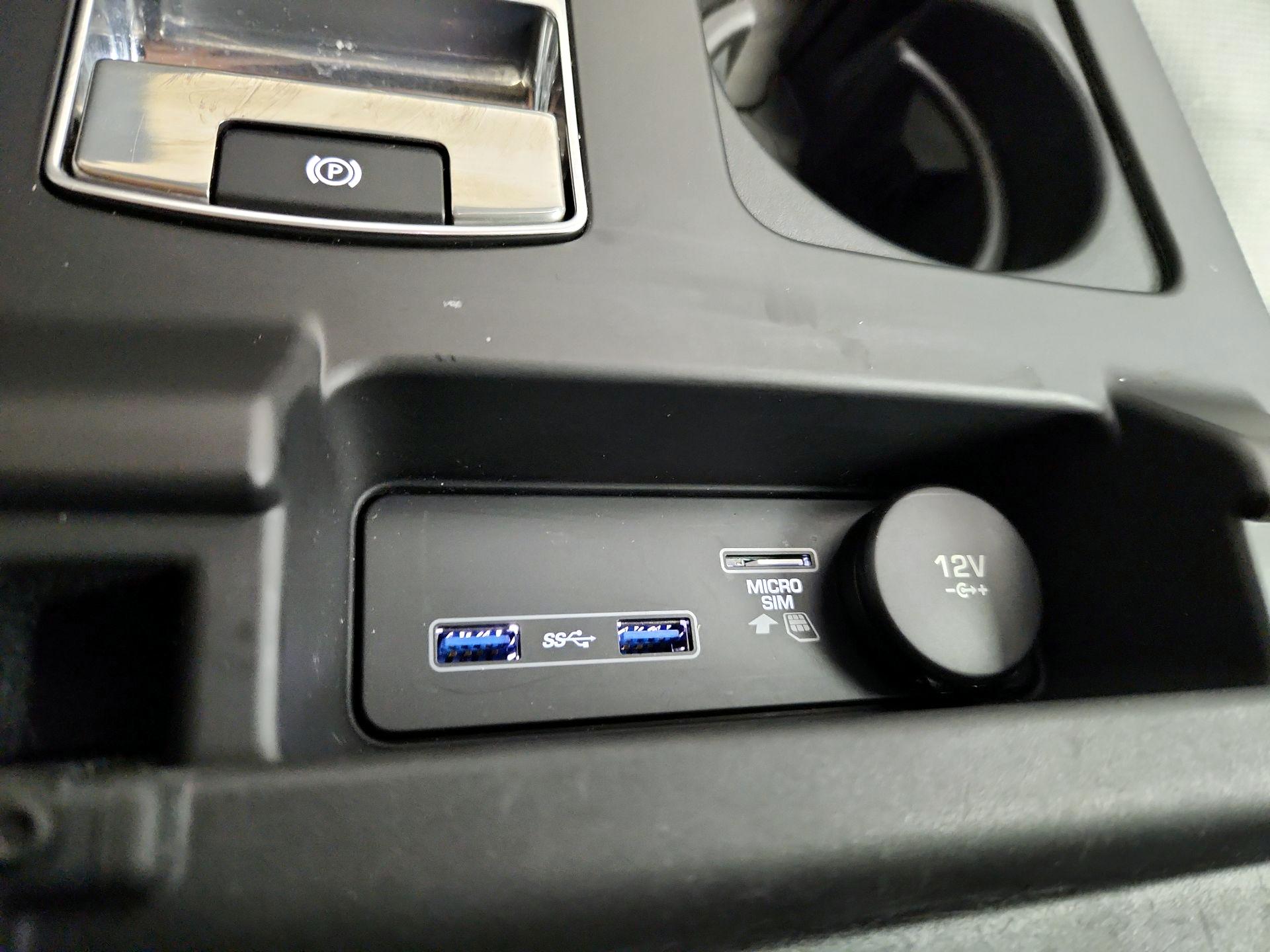 Thumbnail: 2020 Land Rover Discovery - 19