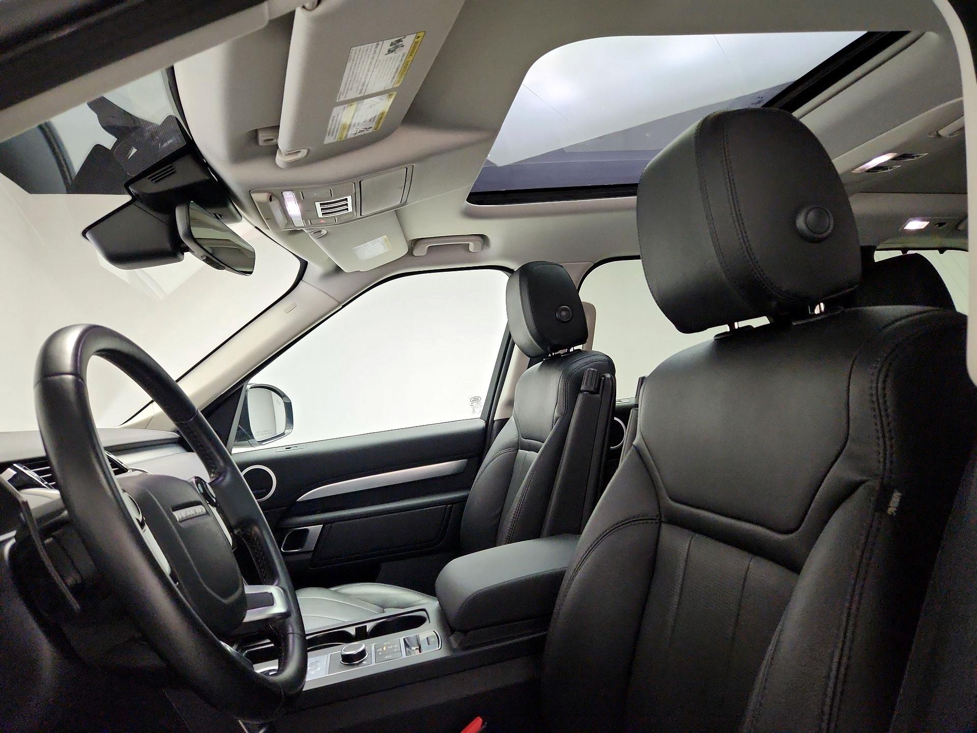 Thumbnail: 2020 Land Rover Discovery - 20